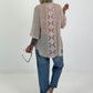 Bluse mit Pailletten und Häkel Details - beige