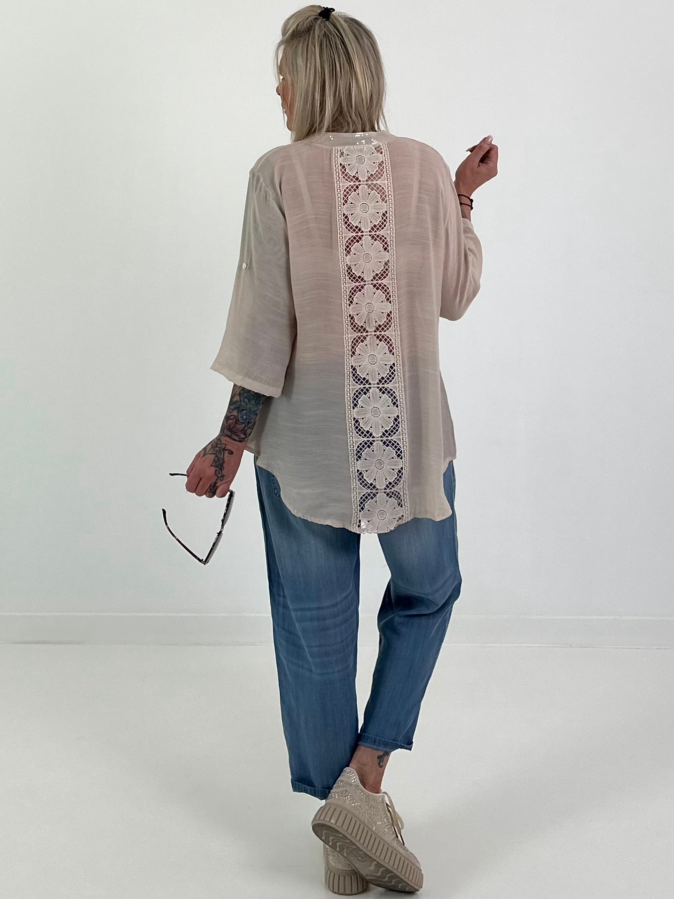 Bluse mit Pailletten und Häkel Details - beige