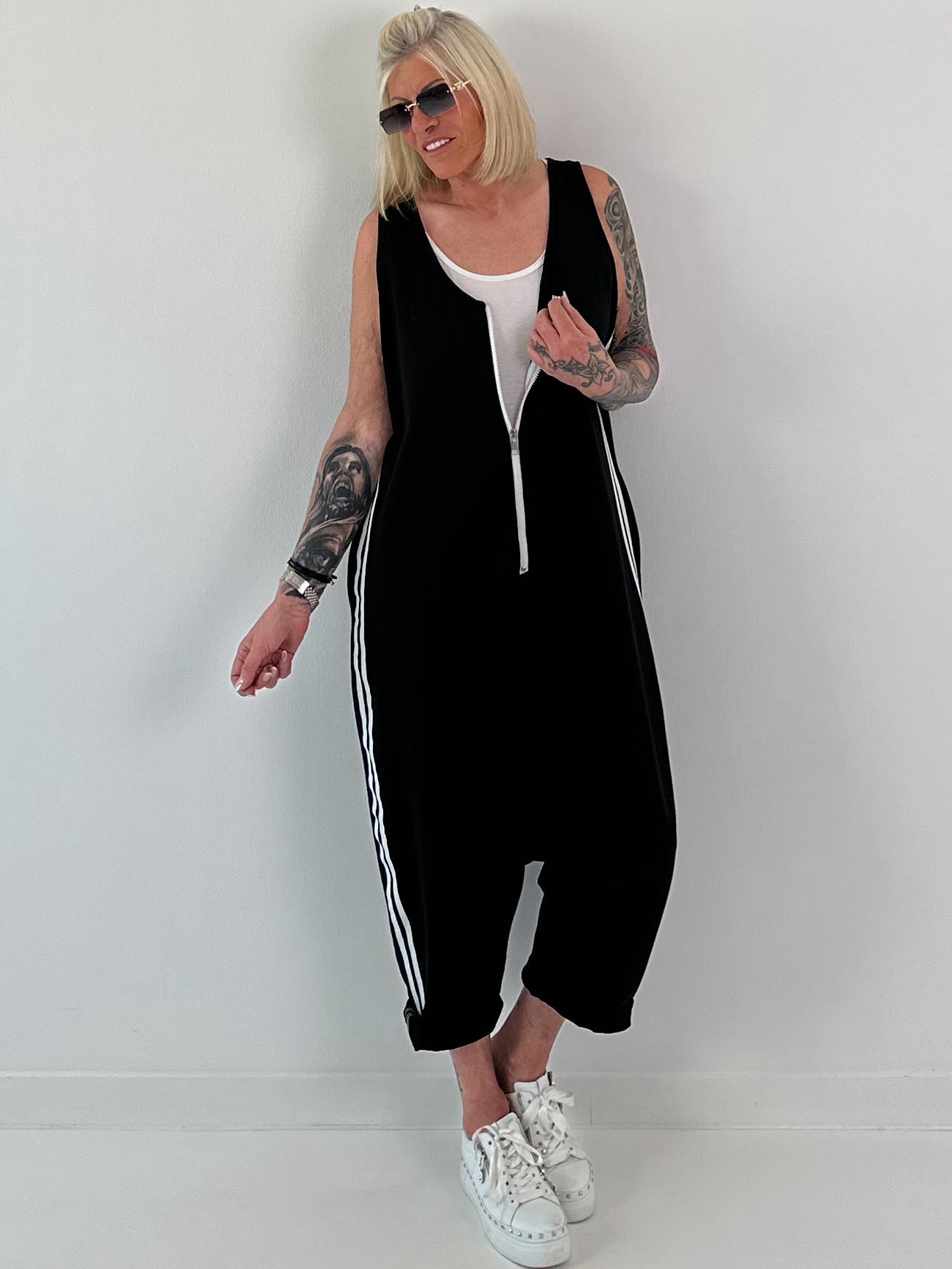 Jumpsuit mit seitlichen Streifen- schwarz