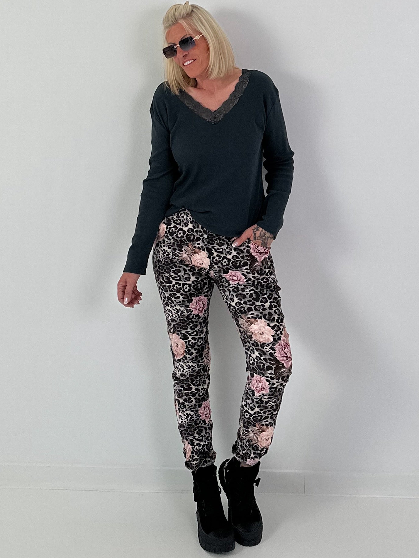 Ripp Shirt mit V-Neck und Spitzendetails - anthrazit