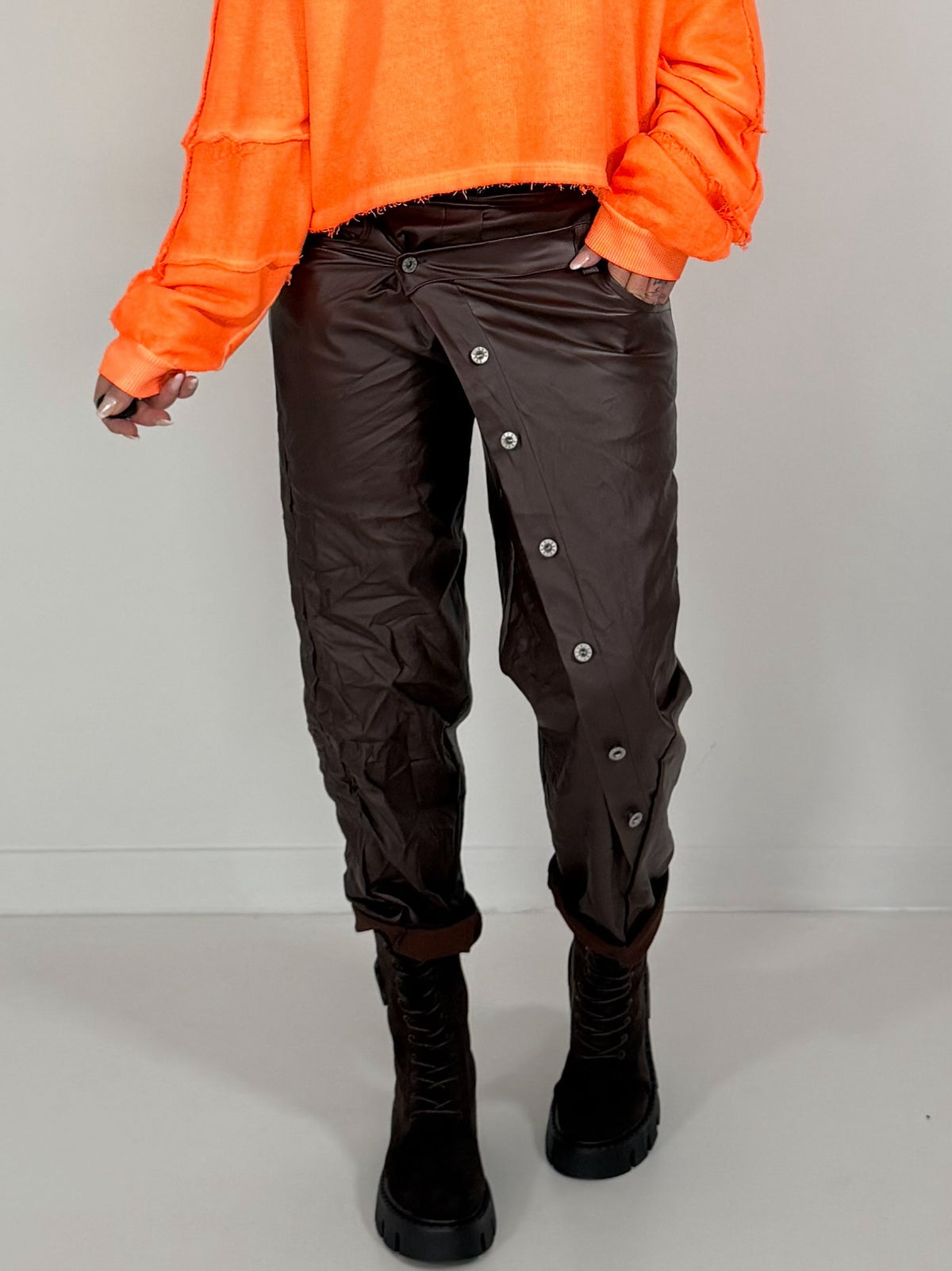 Vegane Lederhose Knopfleiste quer - mokka