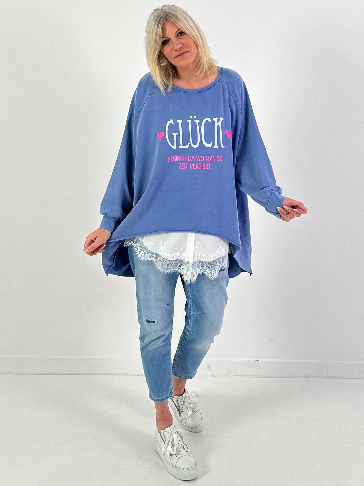 Oversized stonewashed Sweatshirt Modell "Glück..." - jeansblau