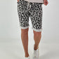 Kurze Hose im Leo Look- beige