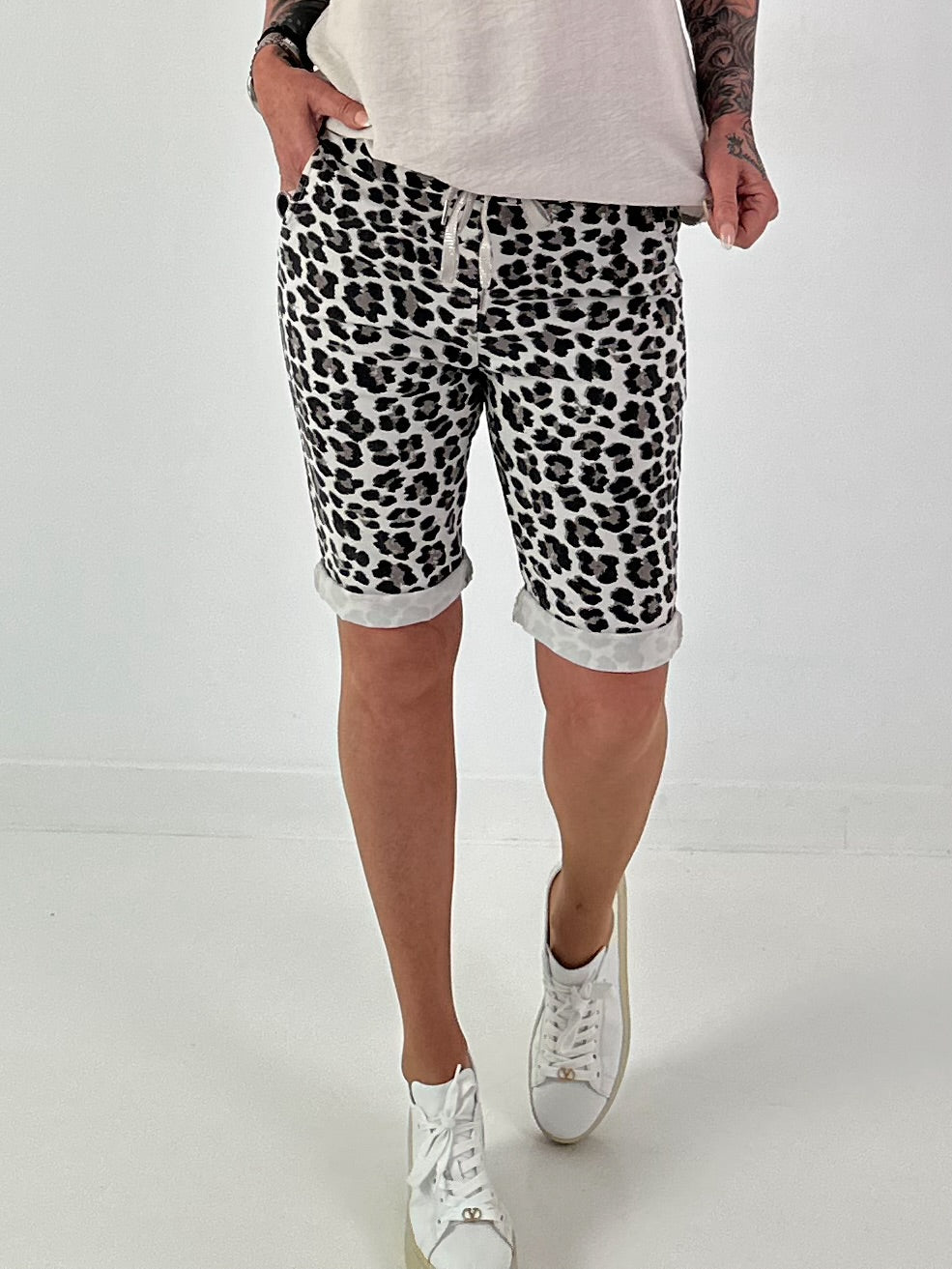 Kurze Hose im Leo Look- beige