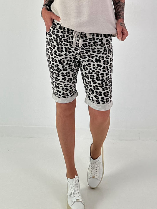 Kurze Hose im Leo Look- beige