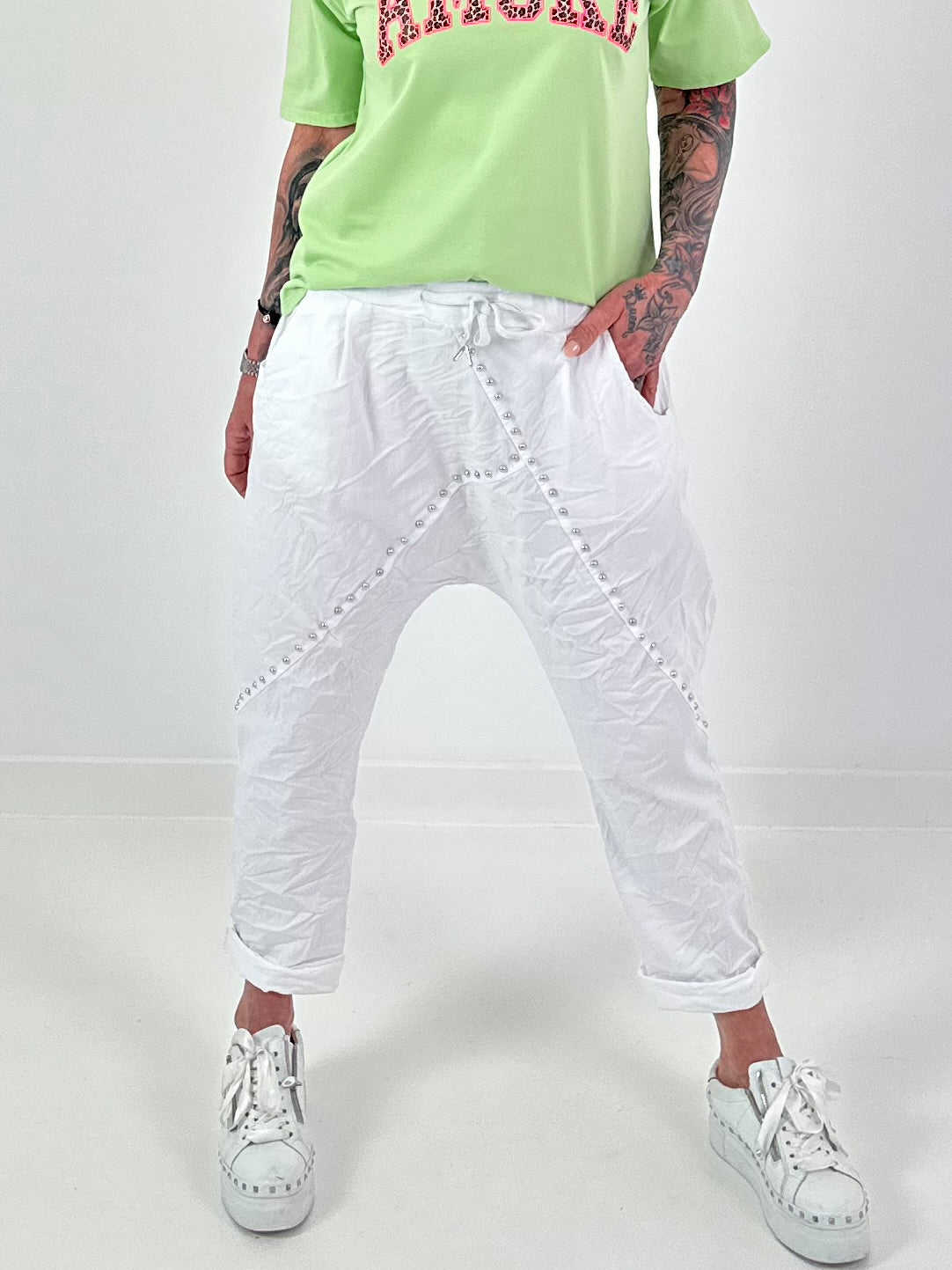 Baggy mit Nieten-Details - weiss