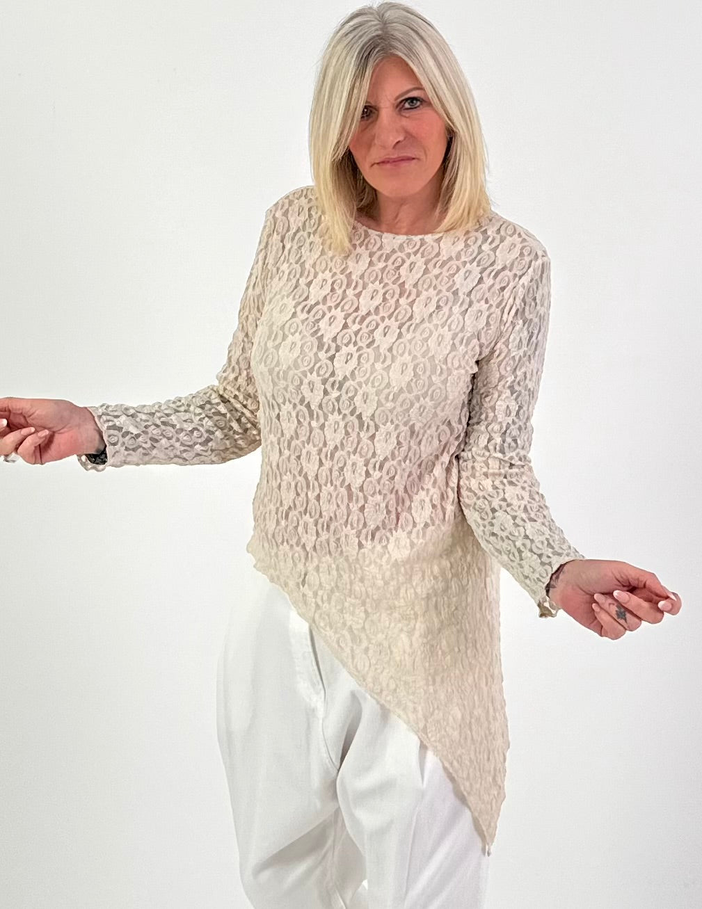 Asymmetrisches Shirt Modell "Lace Layer" - beige ( lieferbar ab ca. 11.12.25)
