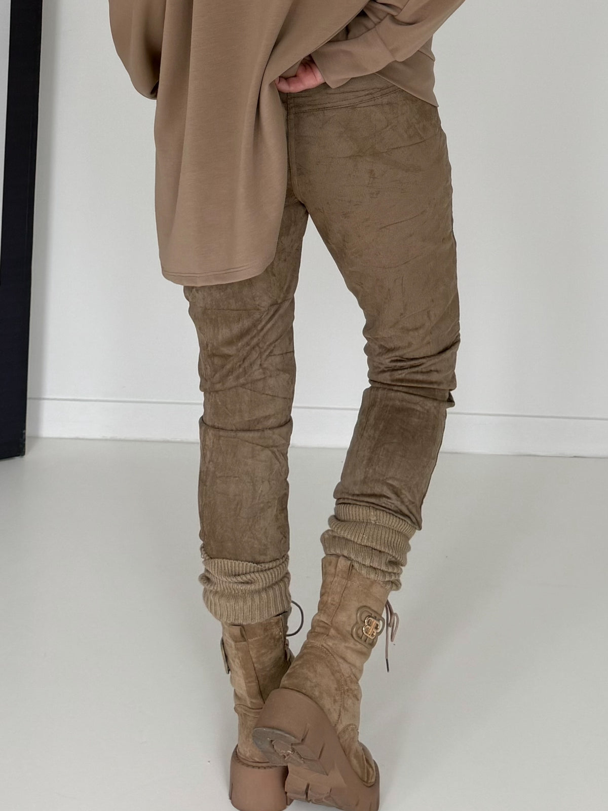 Hose in Wildlederoptik mit elastischem Bund - taupe ( lieferbar ab ca. 13.09.26)