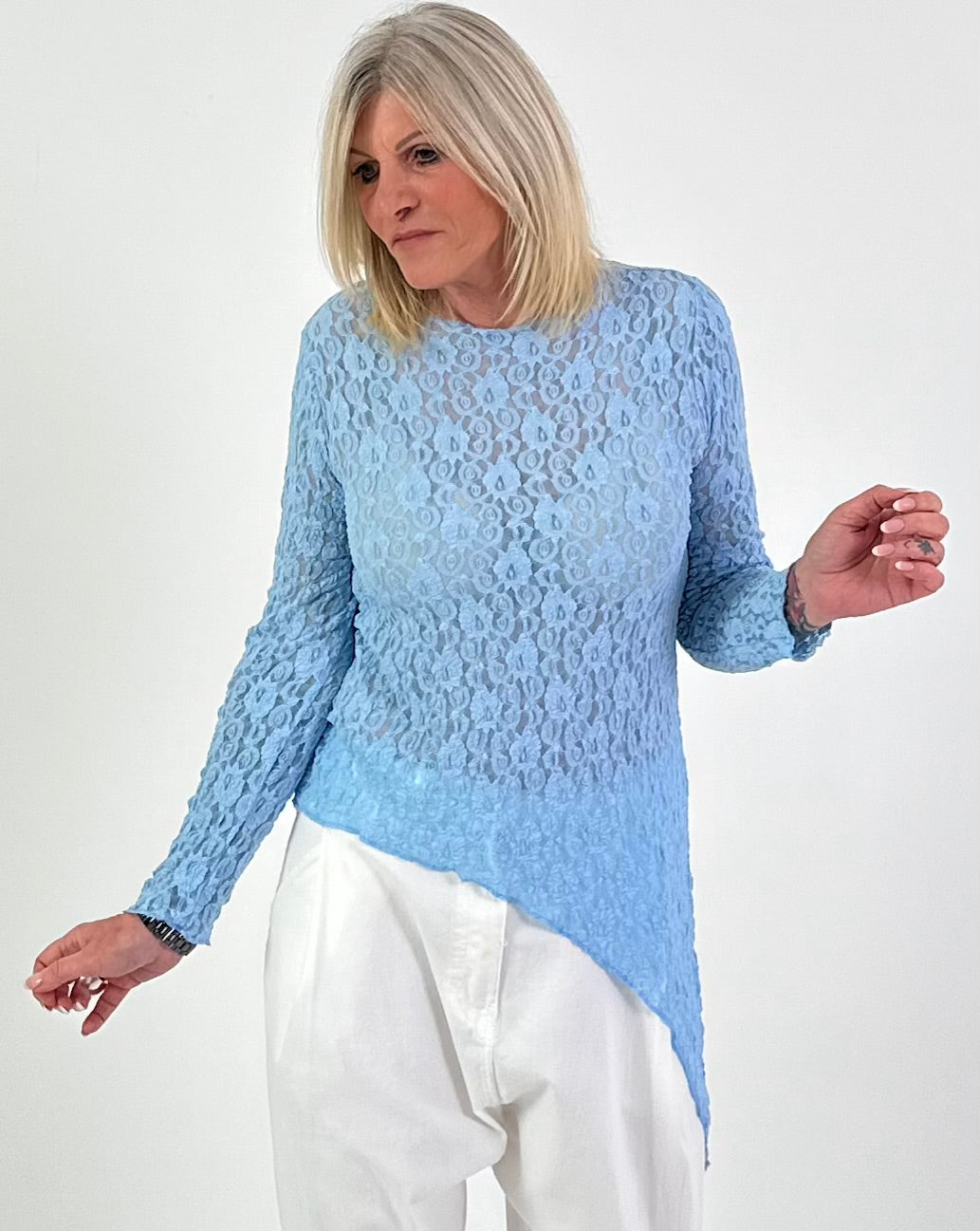 Asymmetrisches Shirt Modell "Lace Layer" - hellblau ( lieferbar ab ca. 11.12.25)