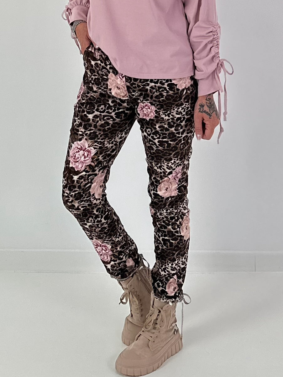Hose in Wildleder-Optik mit Leo Print und floralem Muster - mokka - mehrfarbig