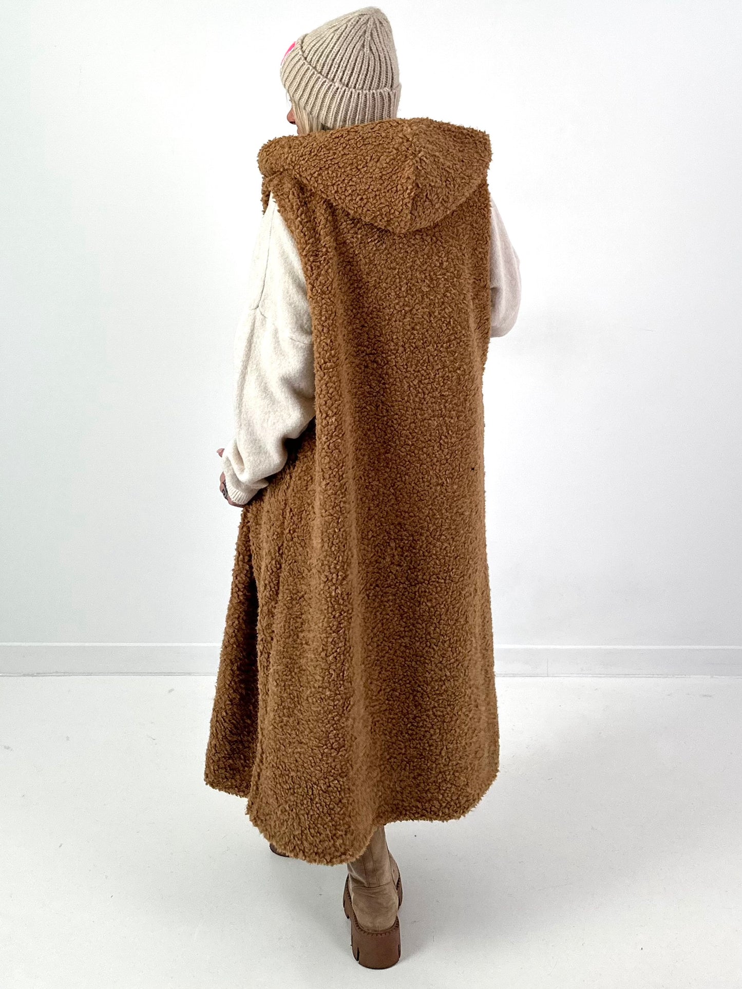Long vest model "Leo Layers" - camel