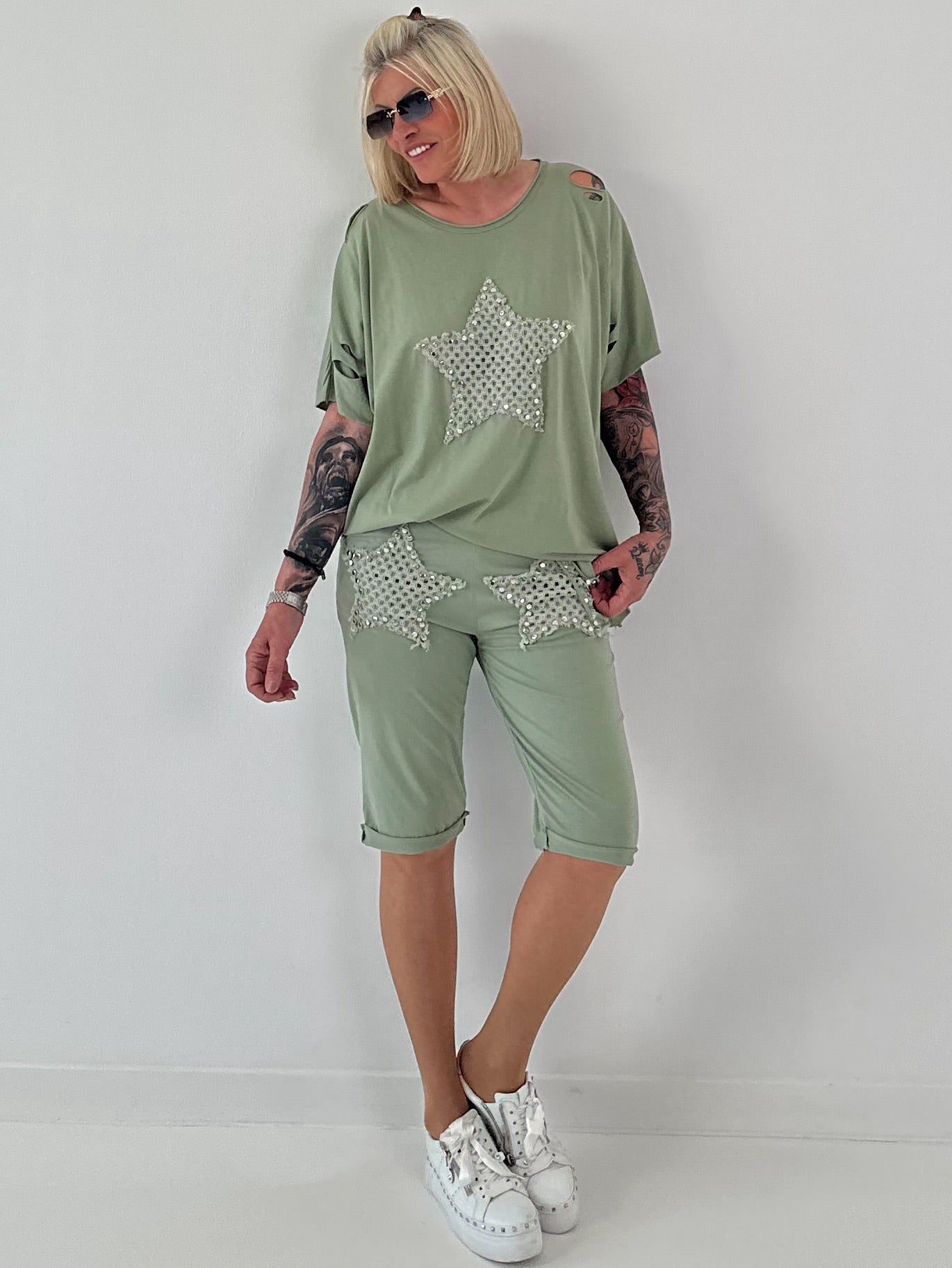 T-Shirt mit Häkelstern-Nieten-Cut-Outs - khaki