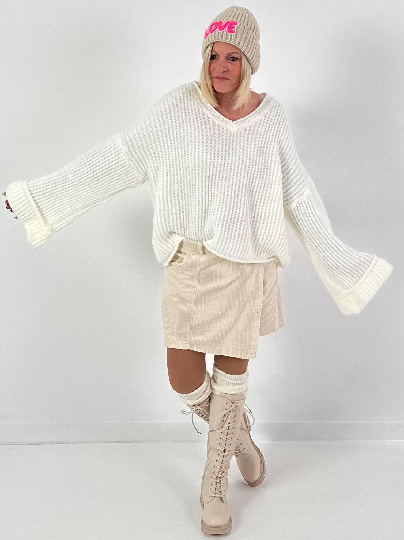 V-hals trui met wijde mouwen, model "Soft Horizon" - ecru