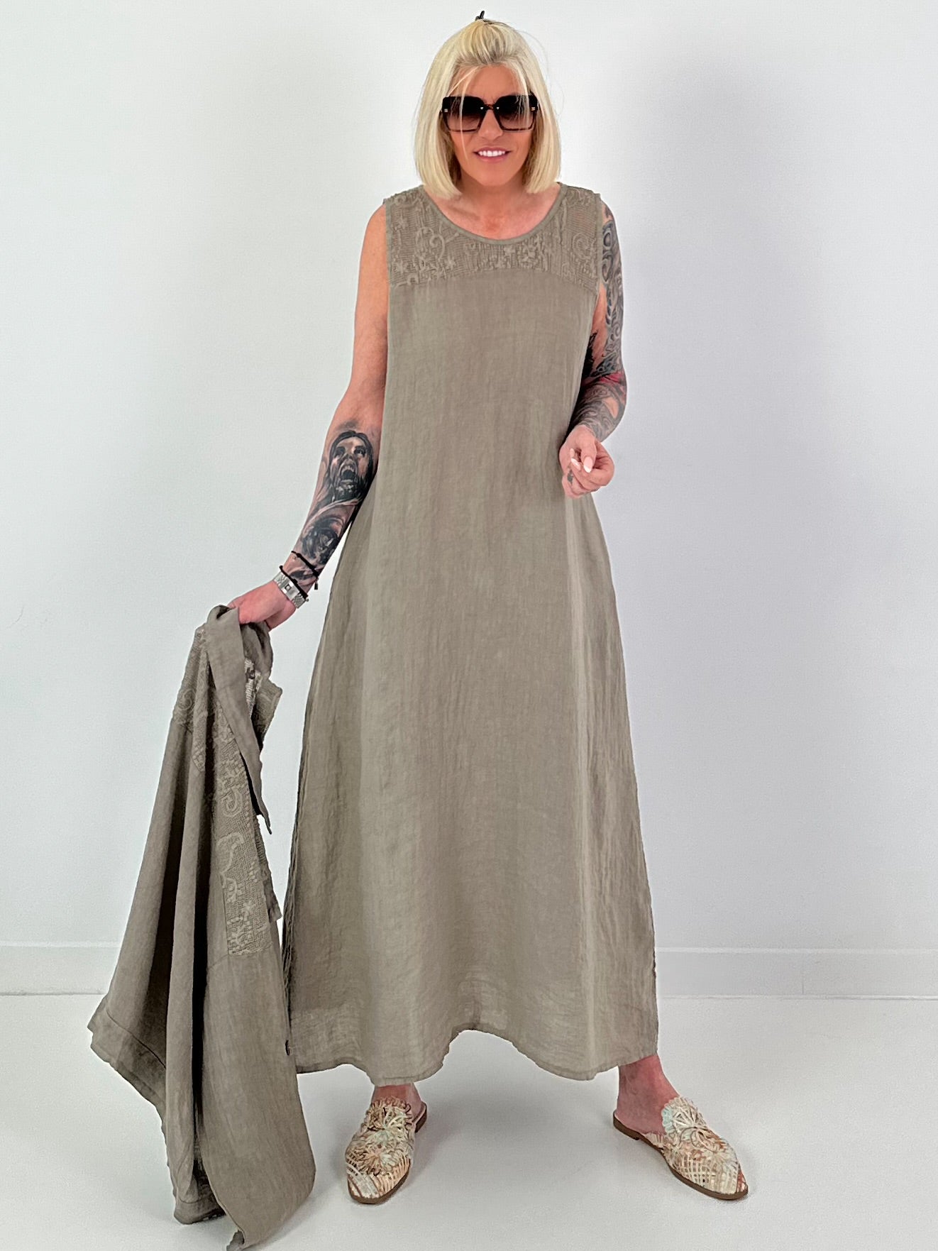 Mouwelose linnen jurk met haakwerk - taupe