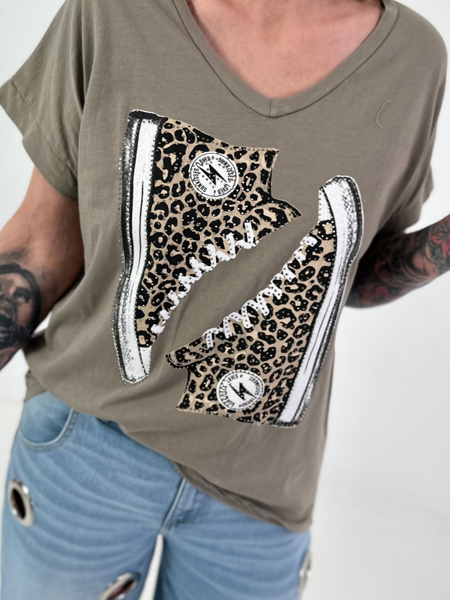 T-Shirt mit Leo Schuhprint - taupe