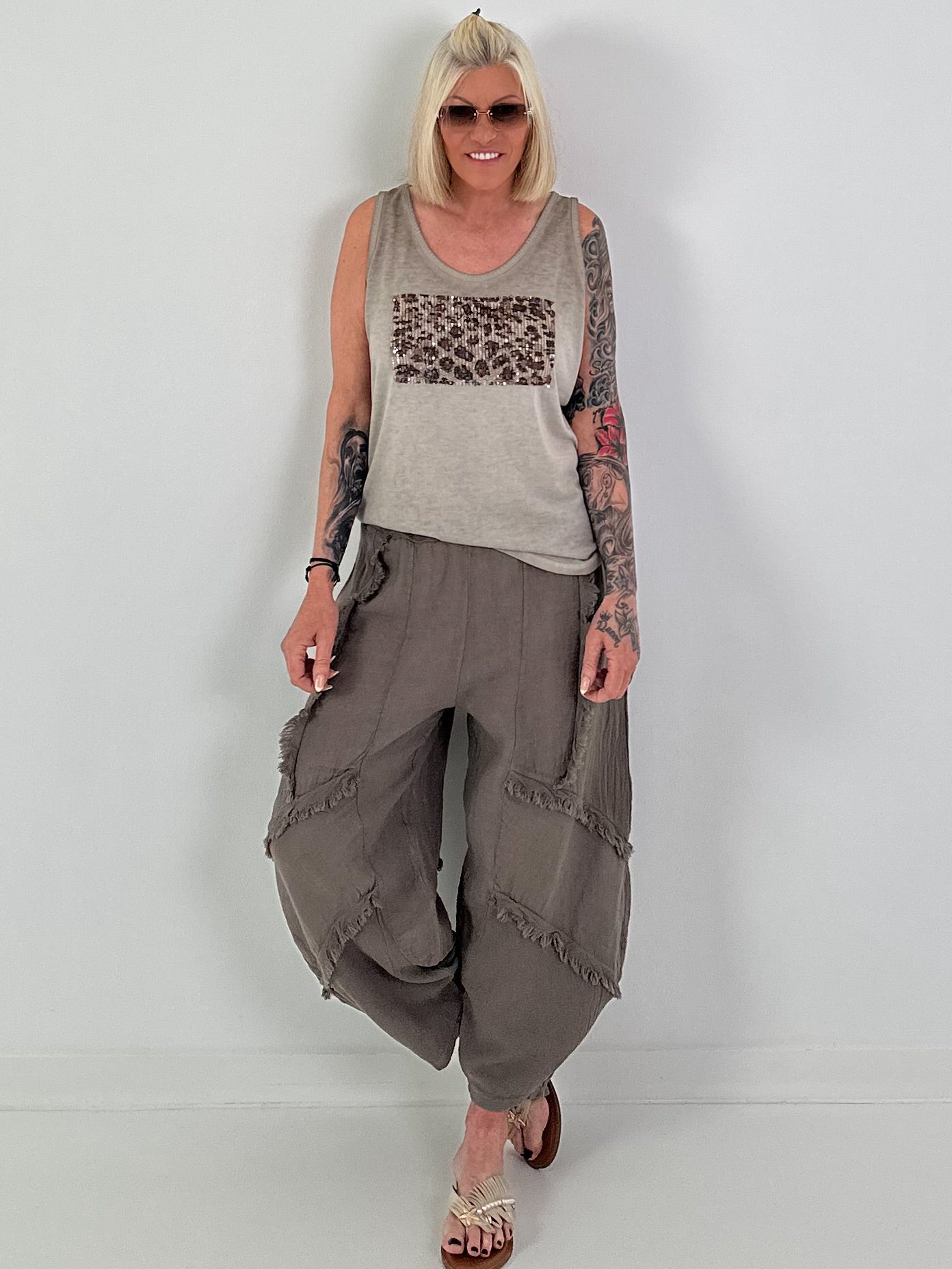 Feinstrick Top mit Leo Patch - taupe