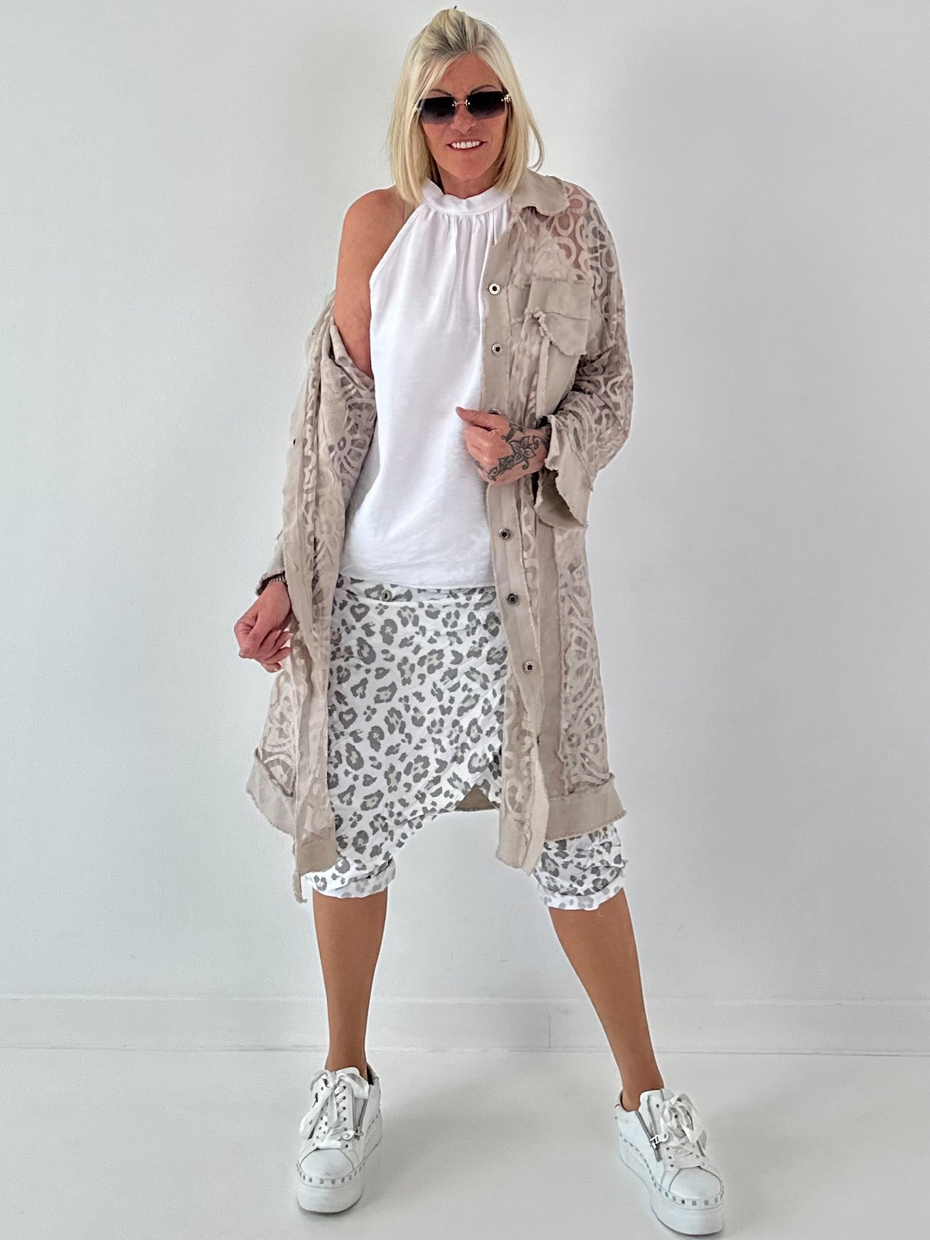 Jeansmantel mit Leo und floralem Netzeinsatz - beige