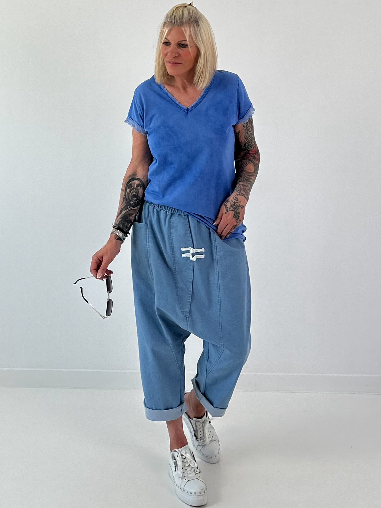 T-Shirt mit fransigen Abschlüssen-  royalblau