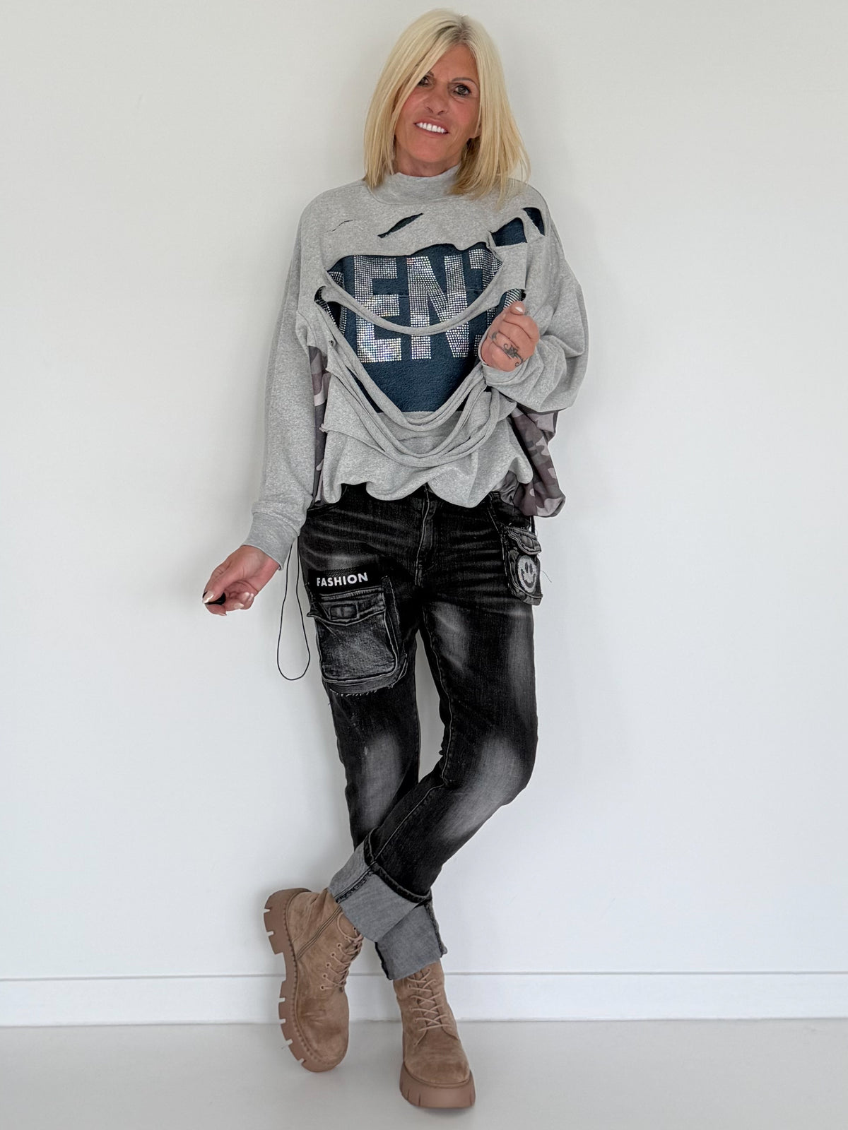 Sweater im Materialmix mit Cut-Outs und Strasssteinen - grau-denim-mehrfarbig