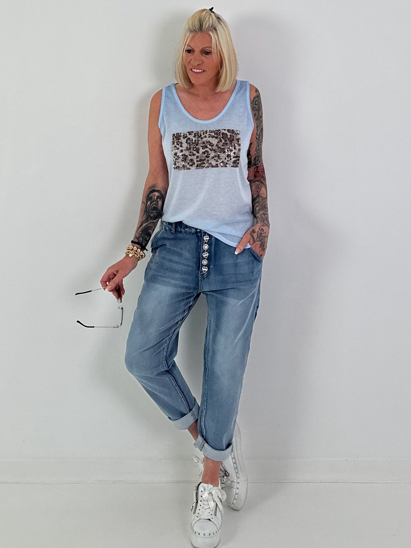 Feinstrick Top mit Leo Patch - hellblau