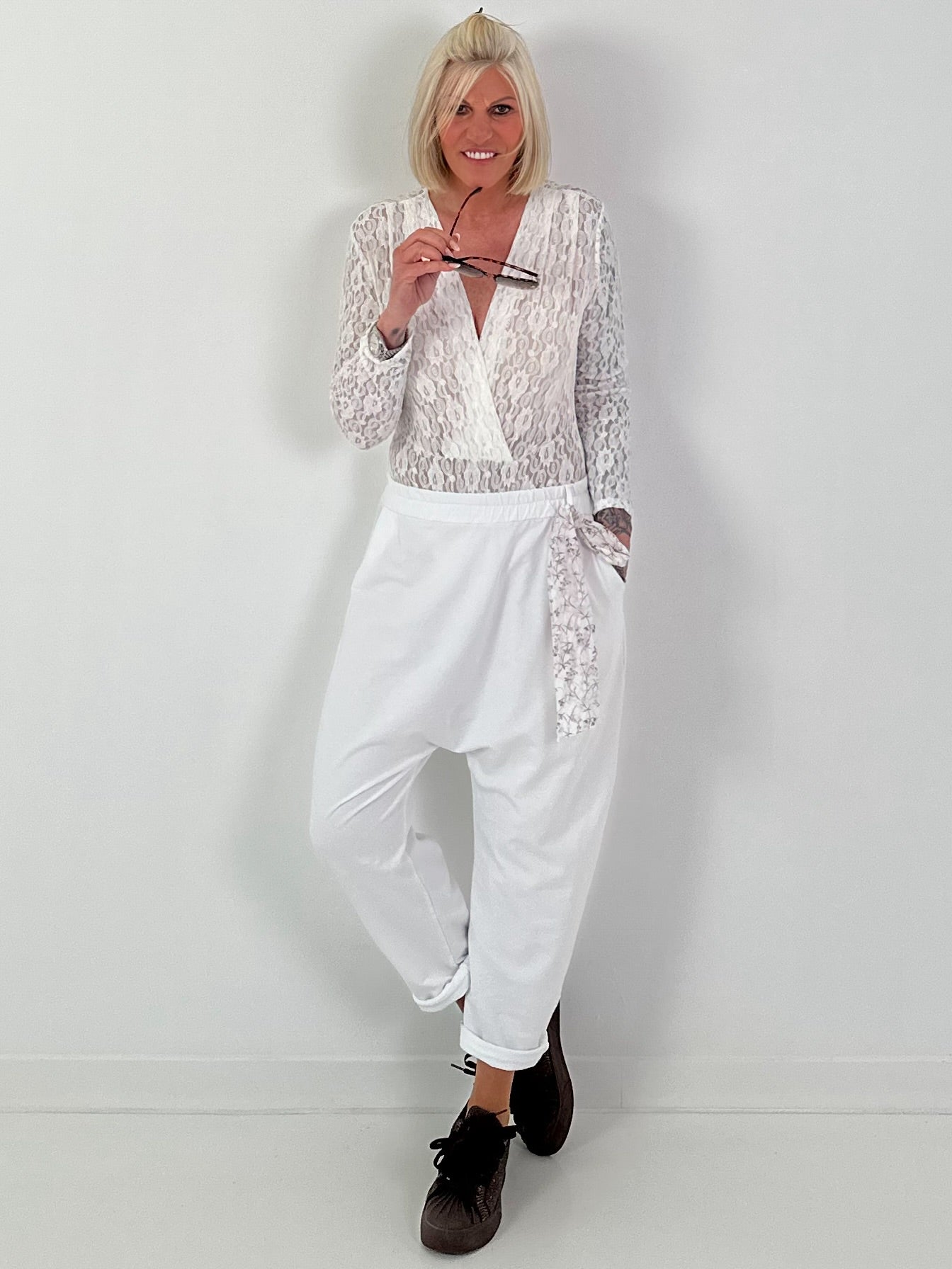 Baggy Hose mit dekorativem Tuch - weiss