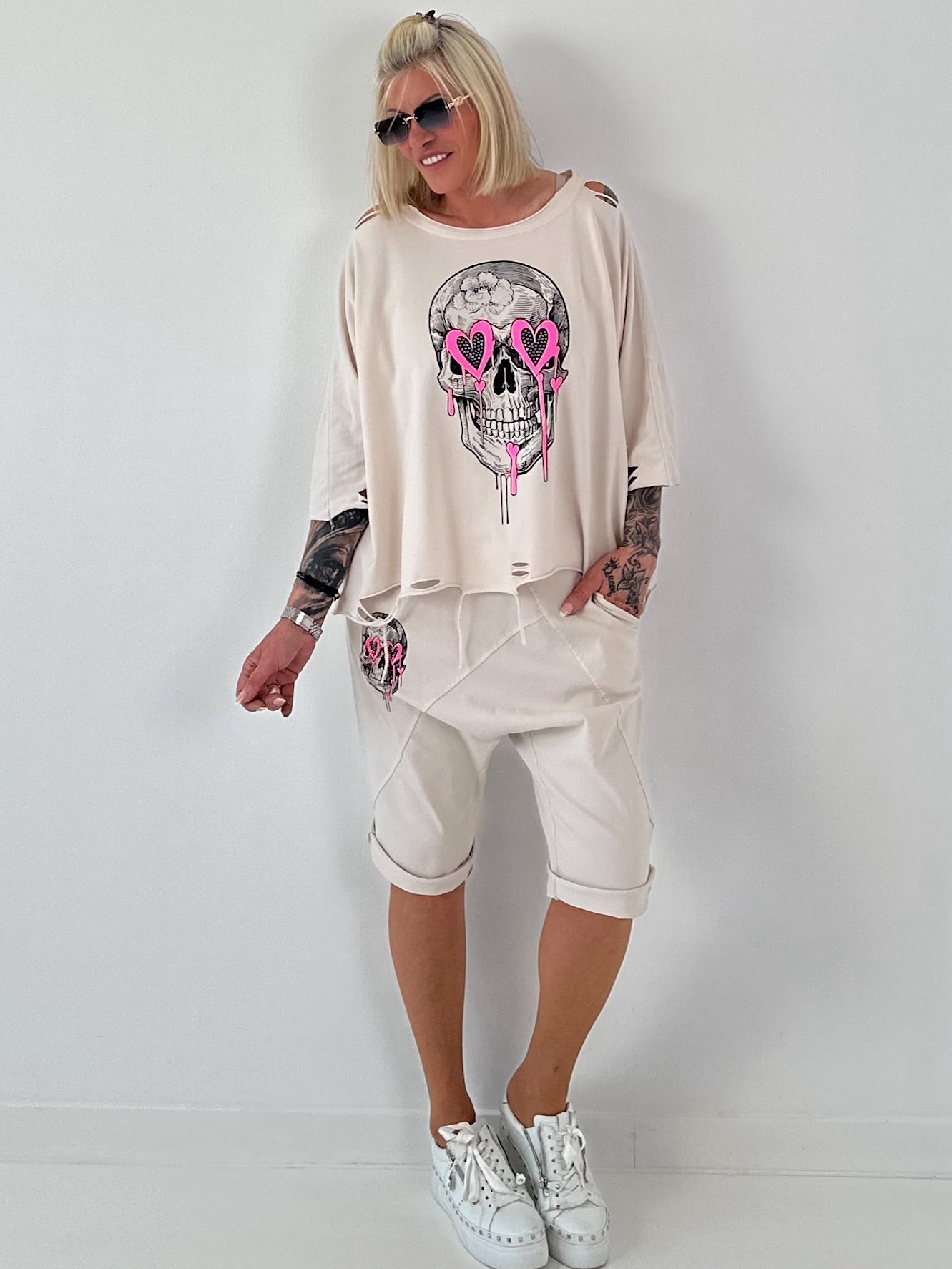 Oversized Shirt mit Cut Outs und Skull - beige