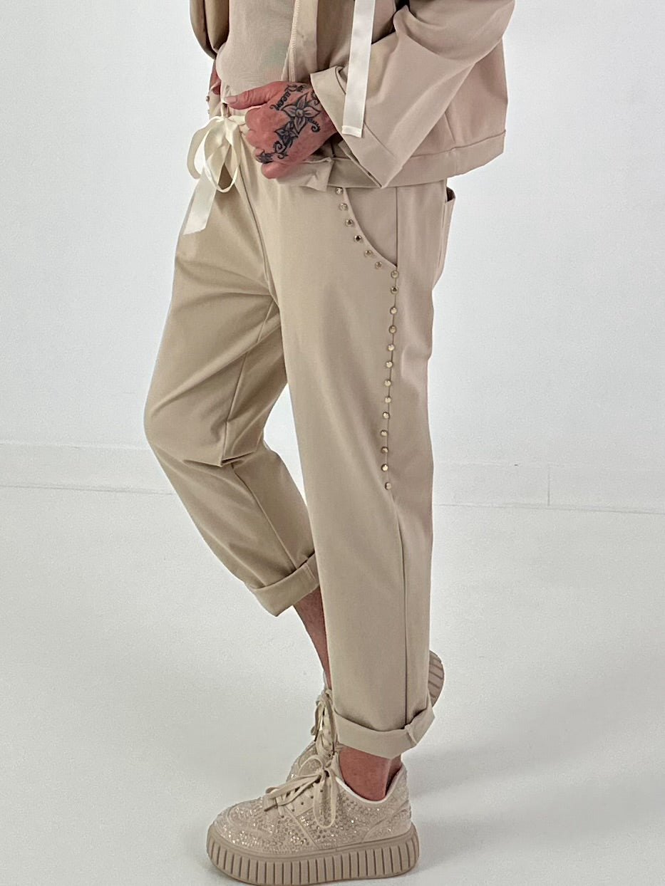 Hose mit goldenen Nieten-Details - beige