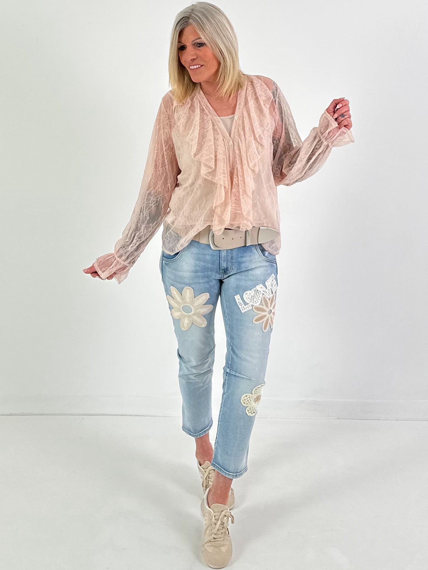 Jeans mit Häkel-Applikationen - denim