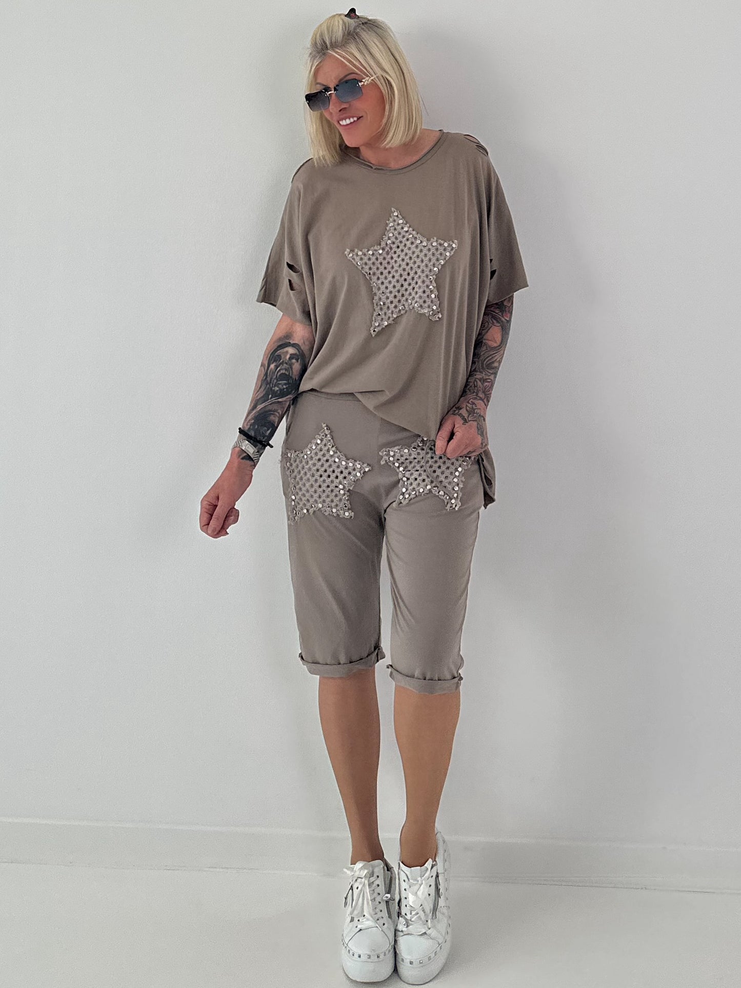 T-Shirt mit Häkelstern-Nieten-Cut-Outs - taupe