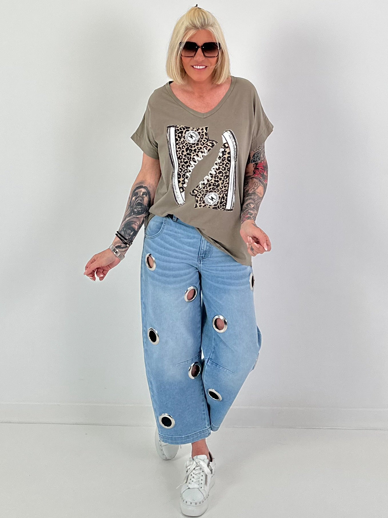 T-Shirt mit Leo Schuhprint - taupe