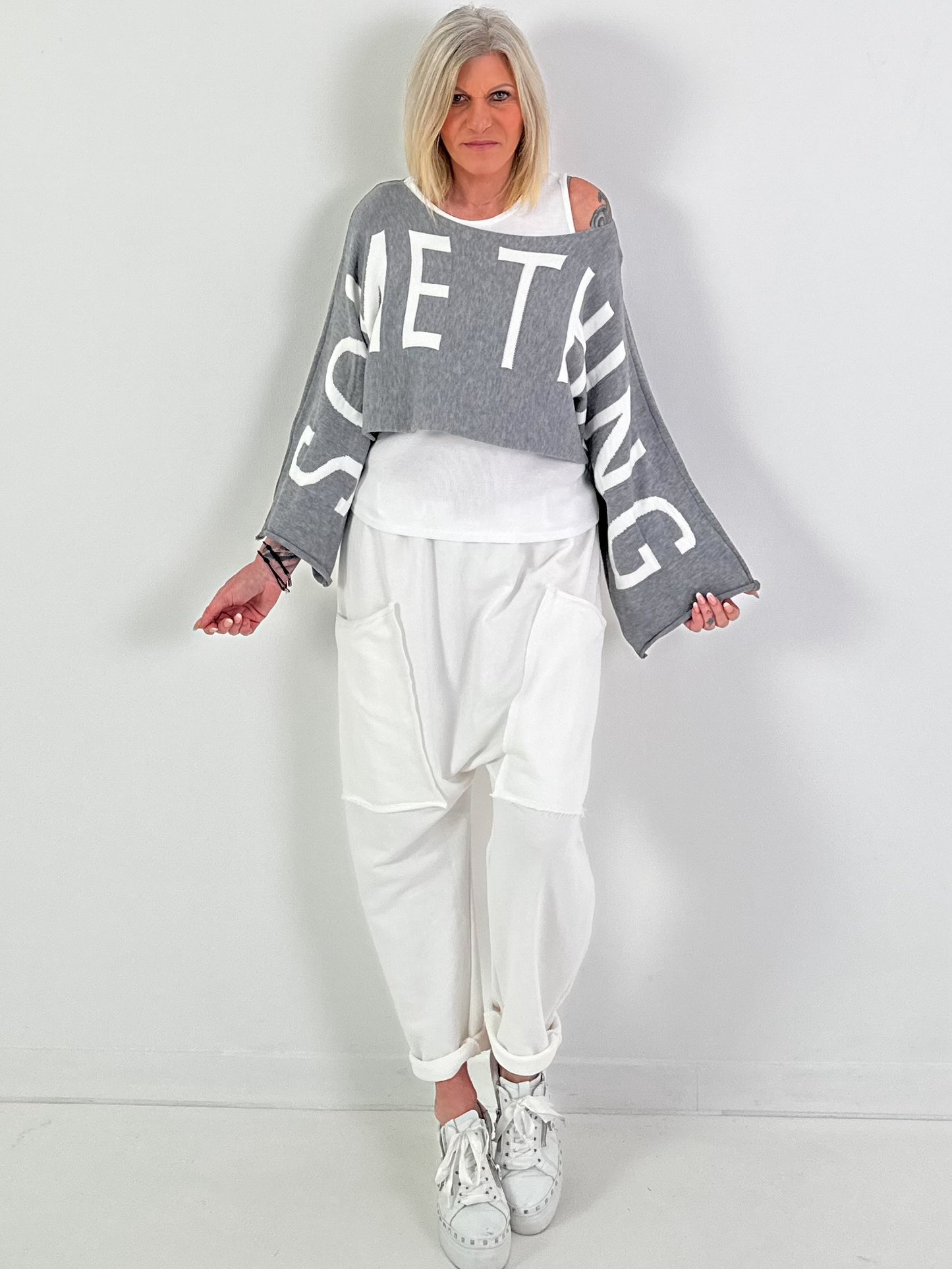 Cropped sweater model "Something" - grijs-wit