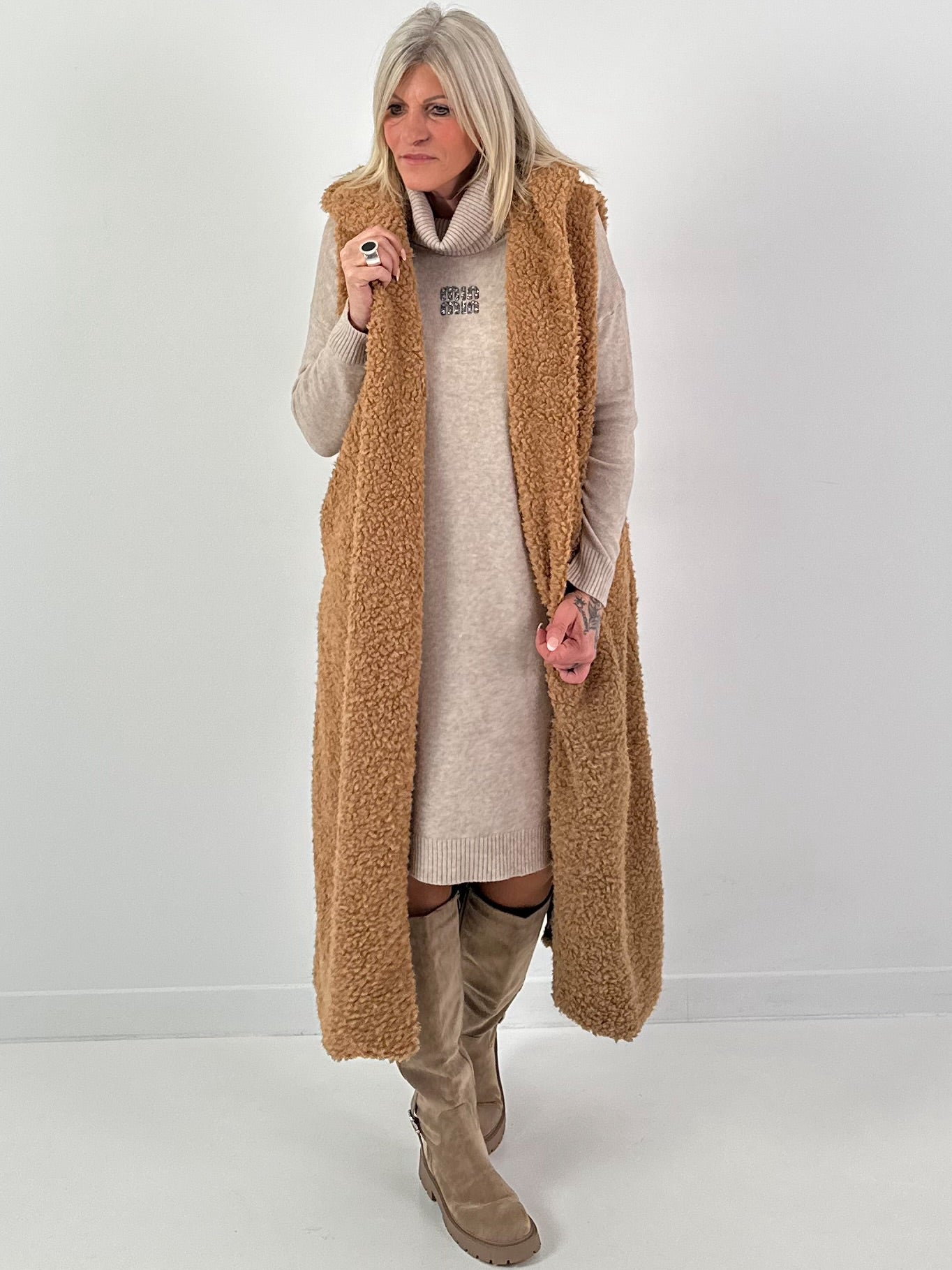 Long vest model "Leo Layers" - camel
