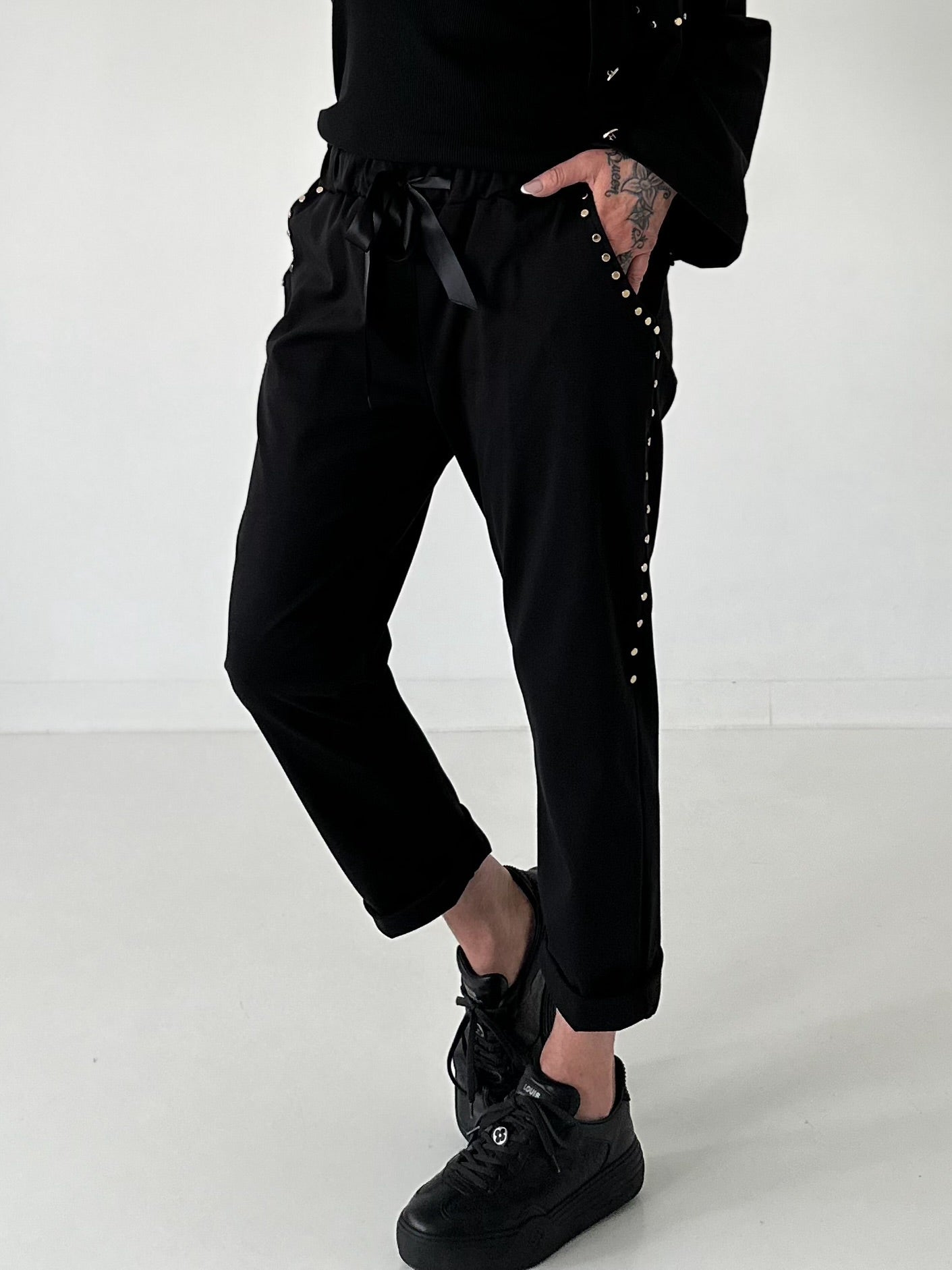 Hose mit goldenen Nieten-Details - schwarz