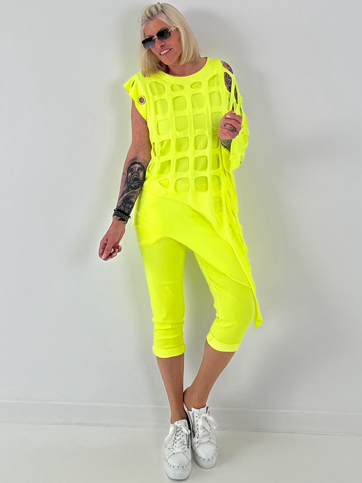 Shirt mit All-Over Cut-Outs und Ösen - neongelb