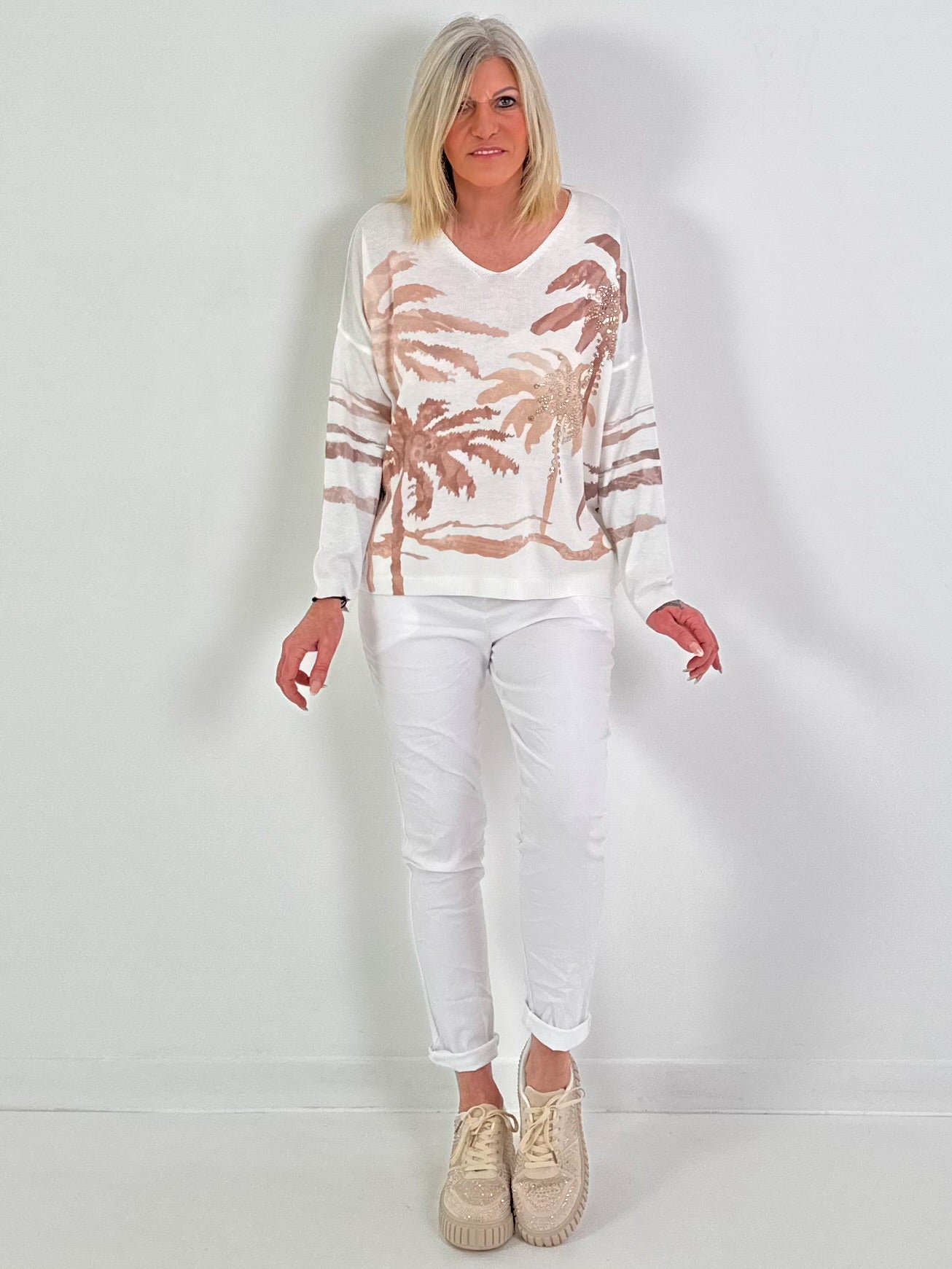 Fijn gebreide trui model "Palm Whisper" - wit-beige
