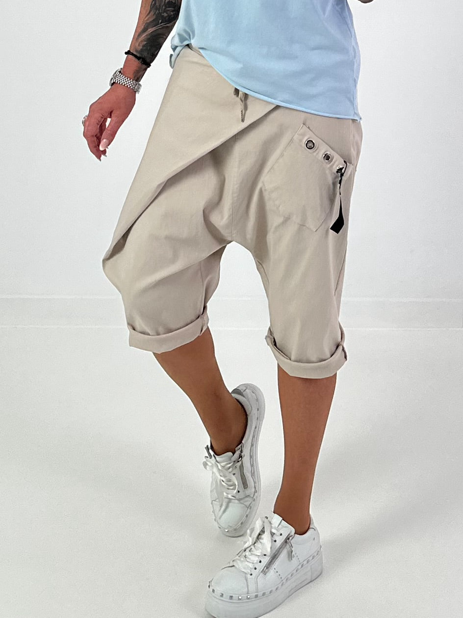 Kurze Baggy mit kleinen Ösen-Details - beige