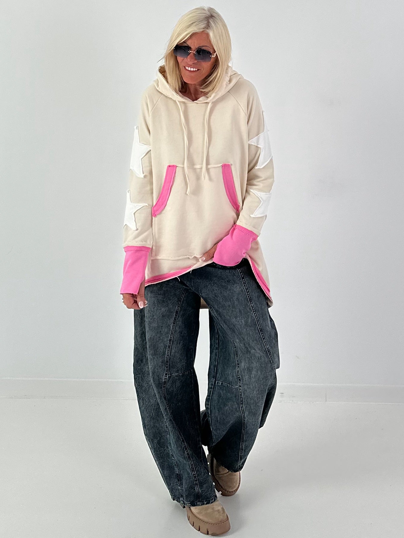 Lässiger Long Hoodie mit Daumenloch und trendigen Sternenelementen - beige
