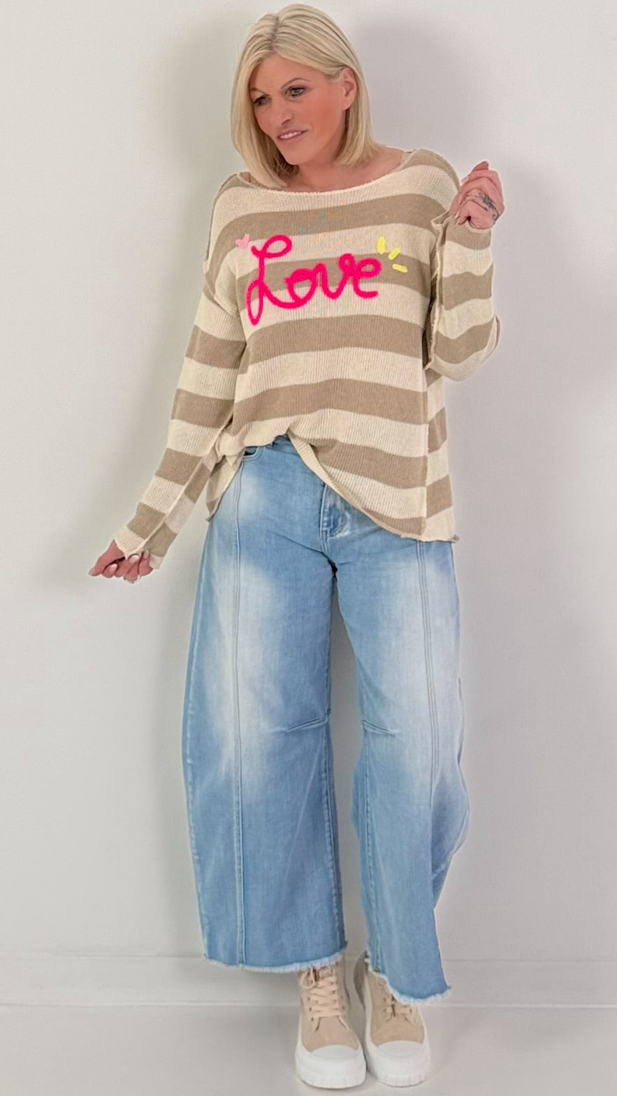 Gestreepte gebreide trui Love - beige-crème