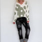 Pullover mit V-Ausschnitt und Art-Print - ecru-oliv