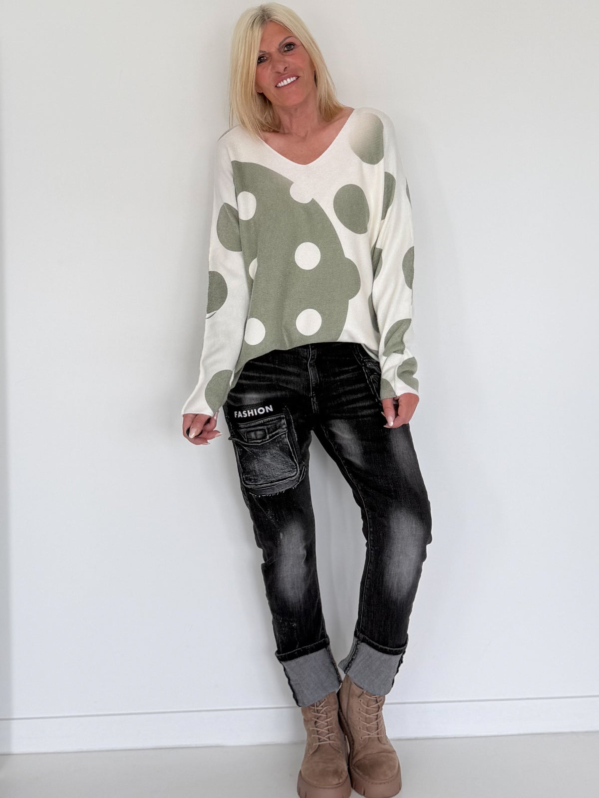 Pullover mit V-Ausschnitt und Art-Print - ecru-oliv