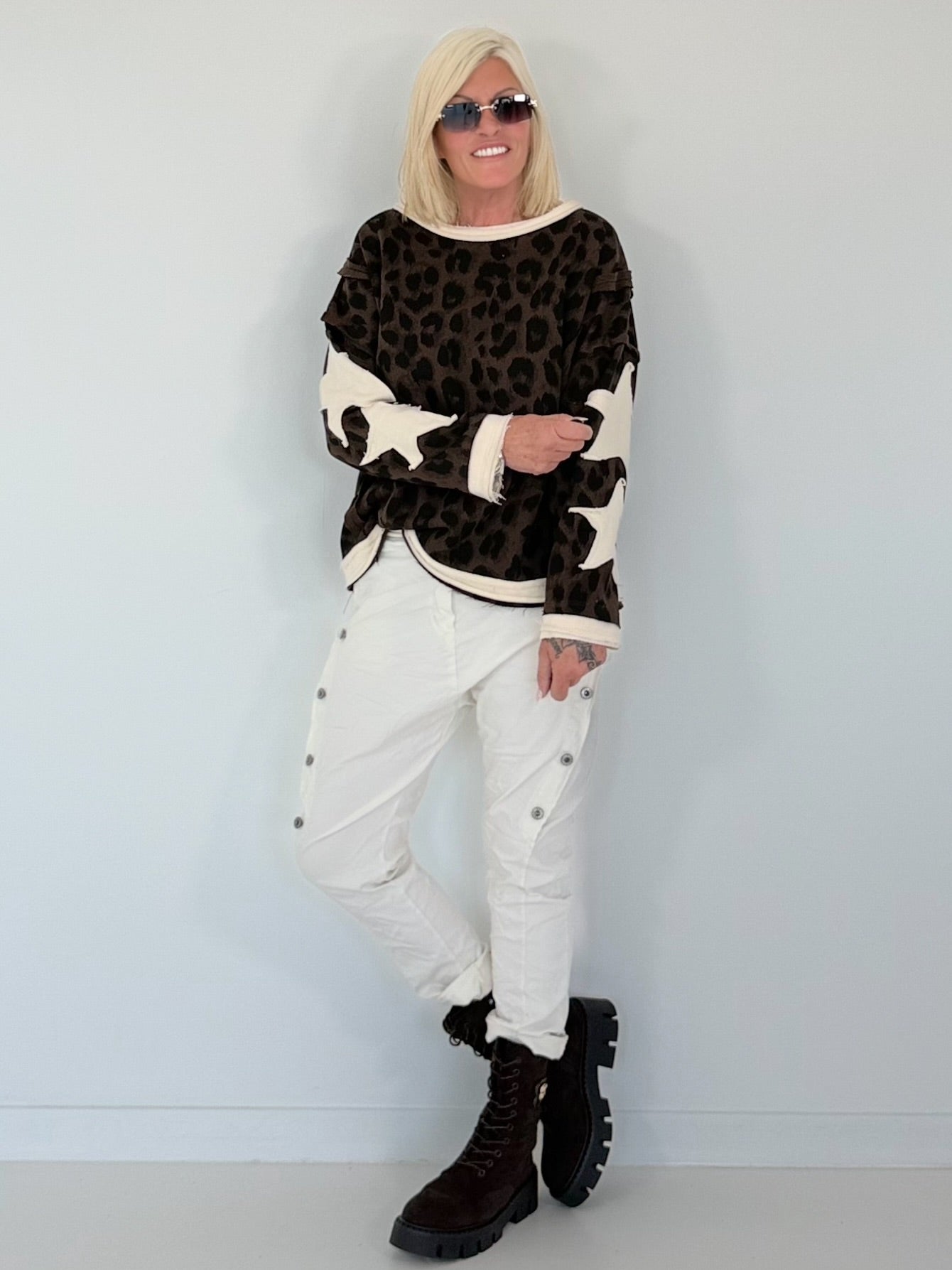 Sweatshirt mit All Over Leo-Print und trendigen Sternelementen - mokka