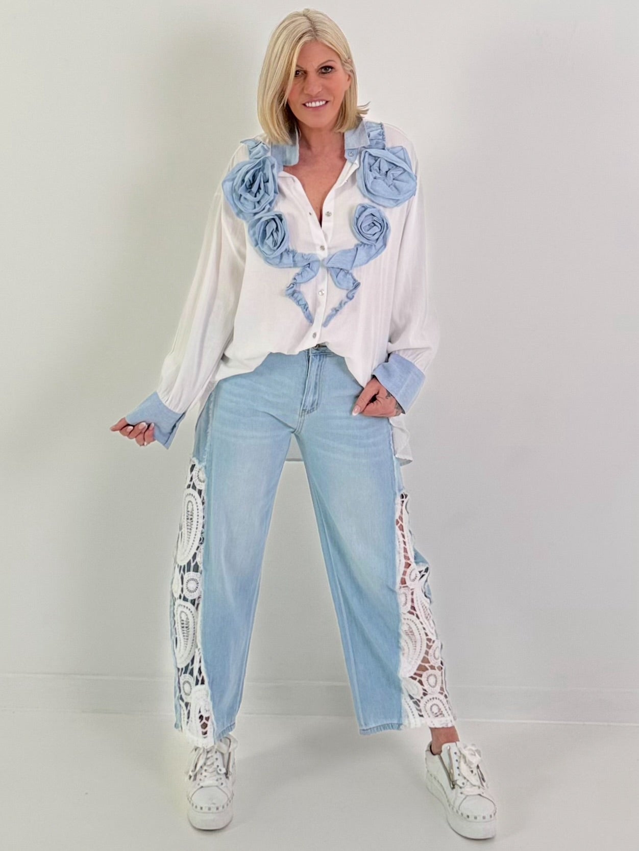 Jeans mit seitlichen Häkeleinsätzen - light-denim