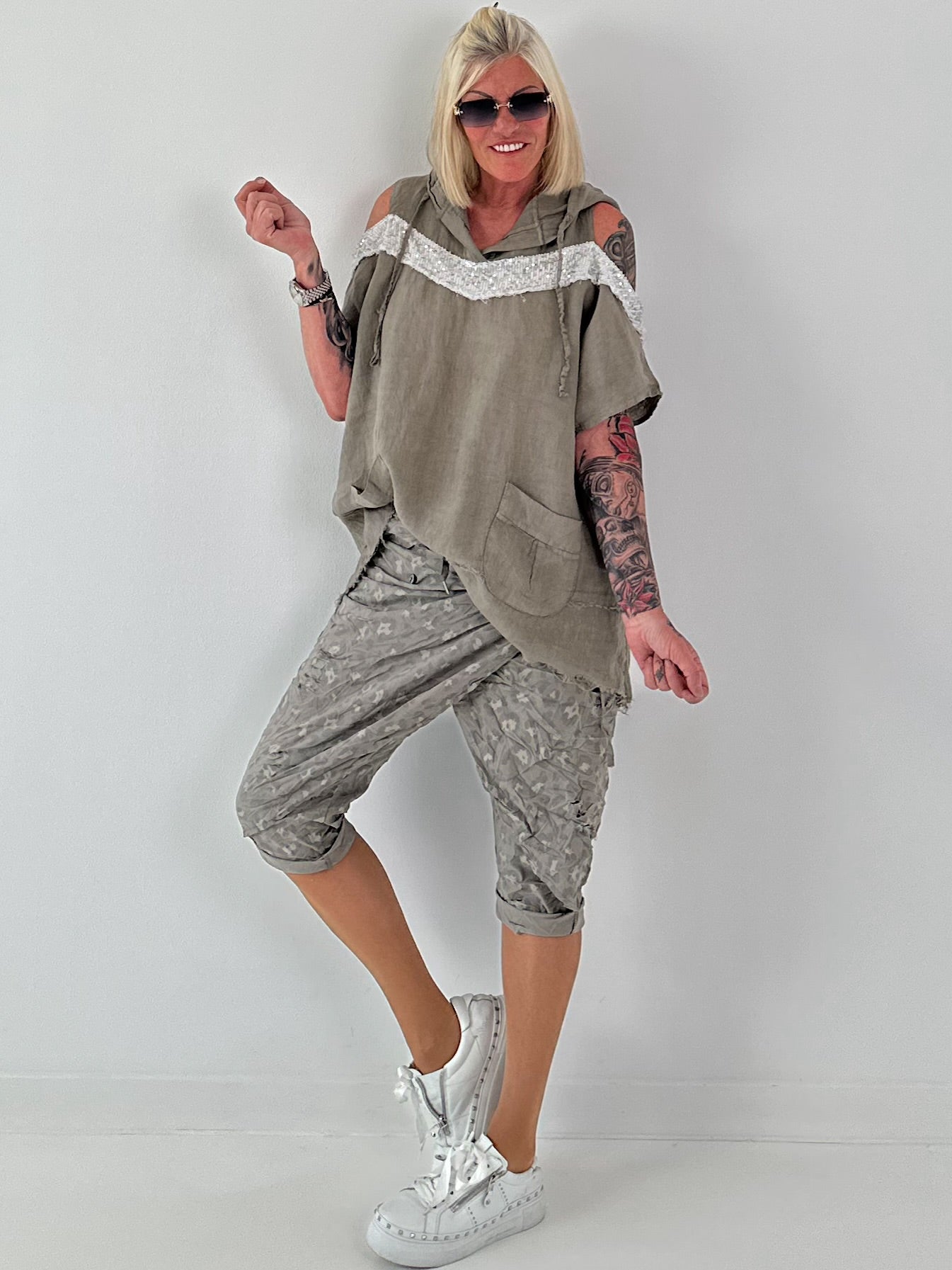 Leinen Shirt mit Pailletten und Cold Shoulder - taupe