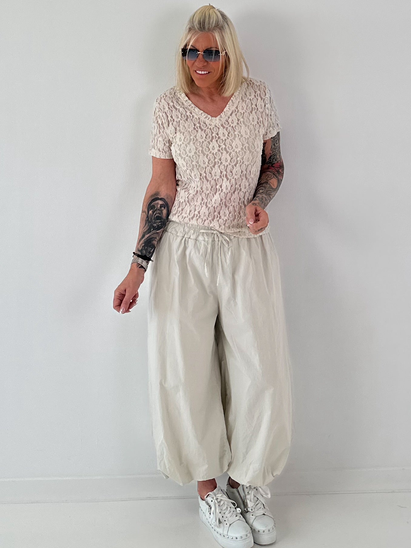 Spitzen Shirt mit V-Neck - beige