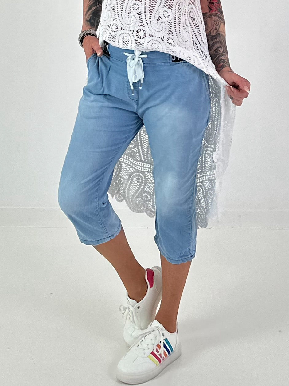 Short jeans with statement waistband - light blue