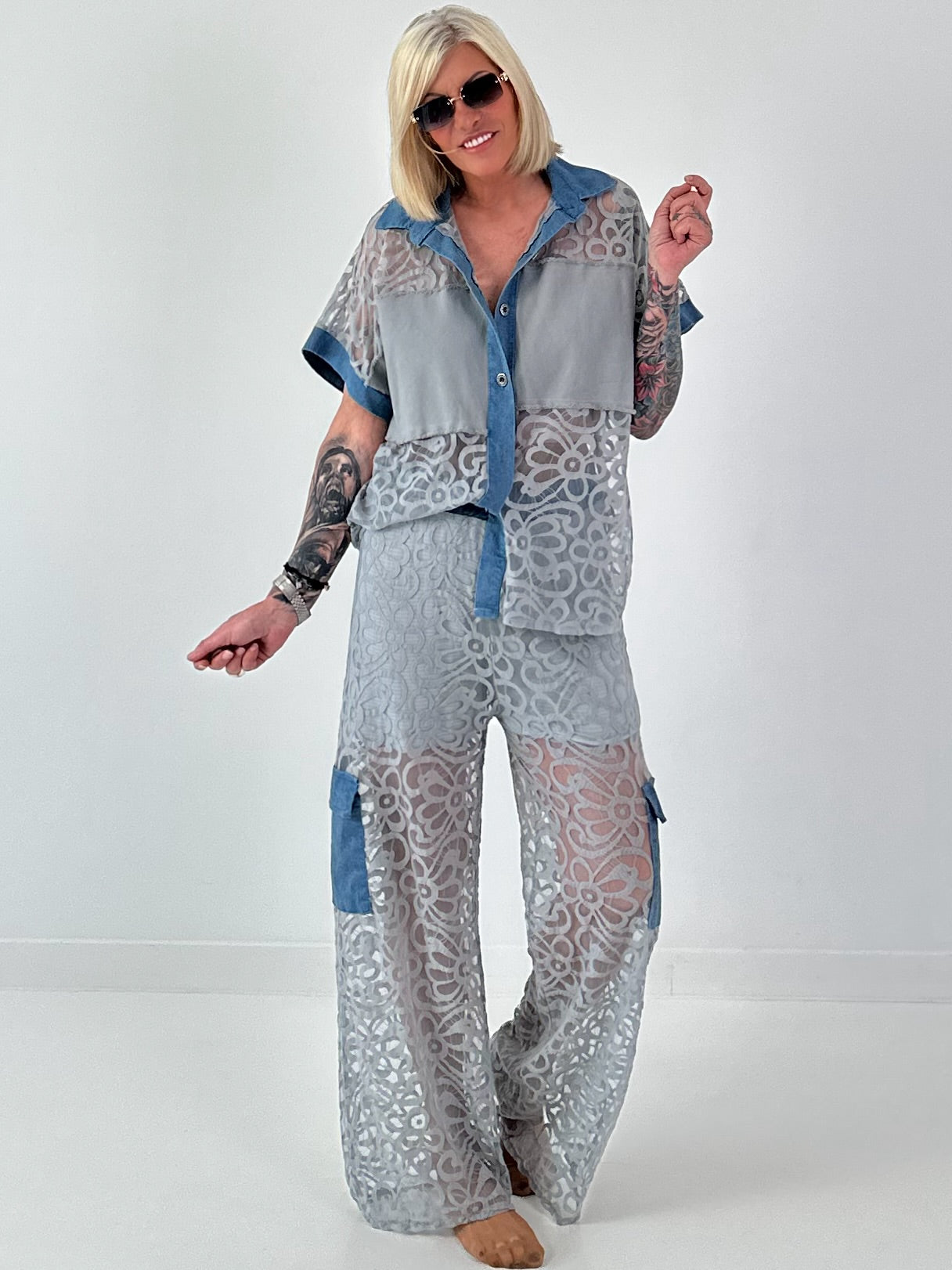 Ausgefallener Zweiteiler mit aufwendigen Denim Details- grau