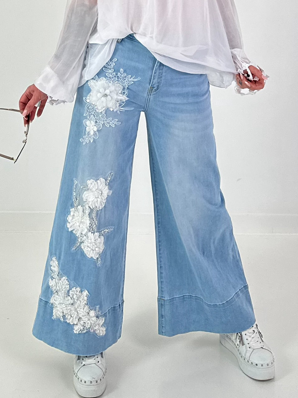 Wide-Leg Jeans mit floralen Applikation - denim