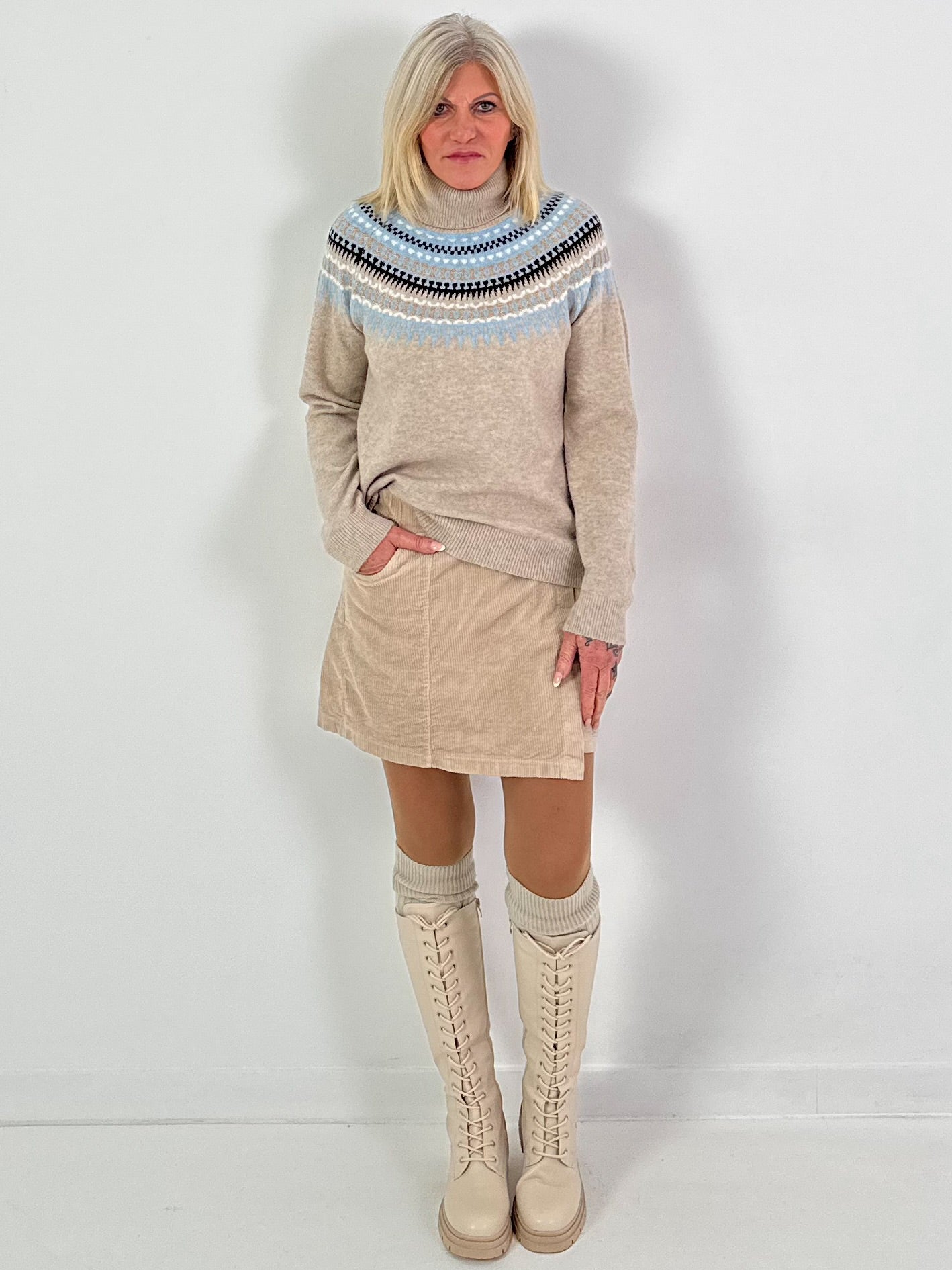 Turtleneck sweater model "Scandinavian Shine" - beige-blue