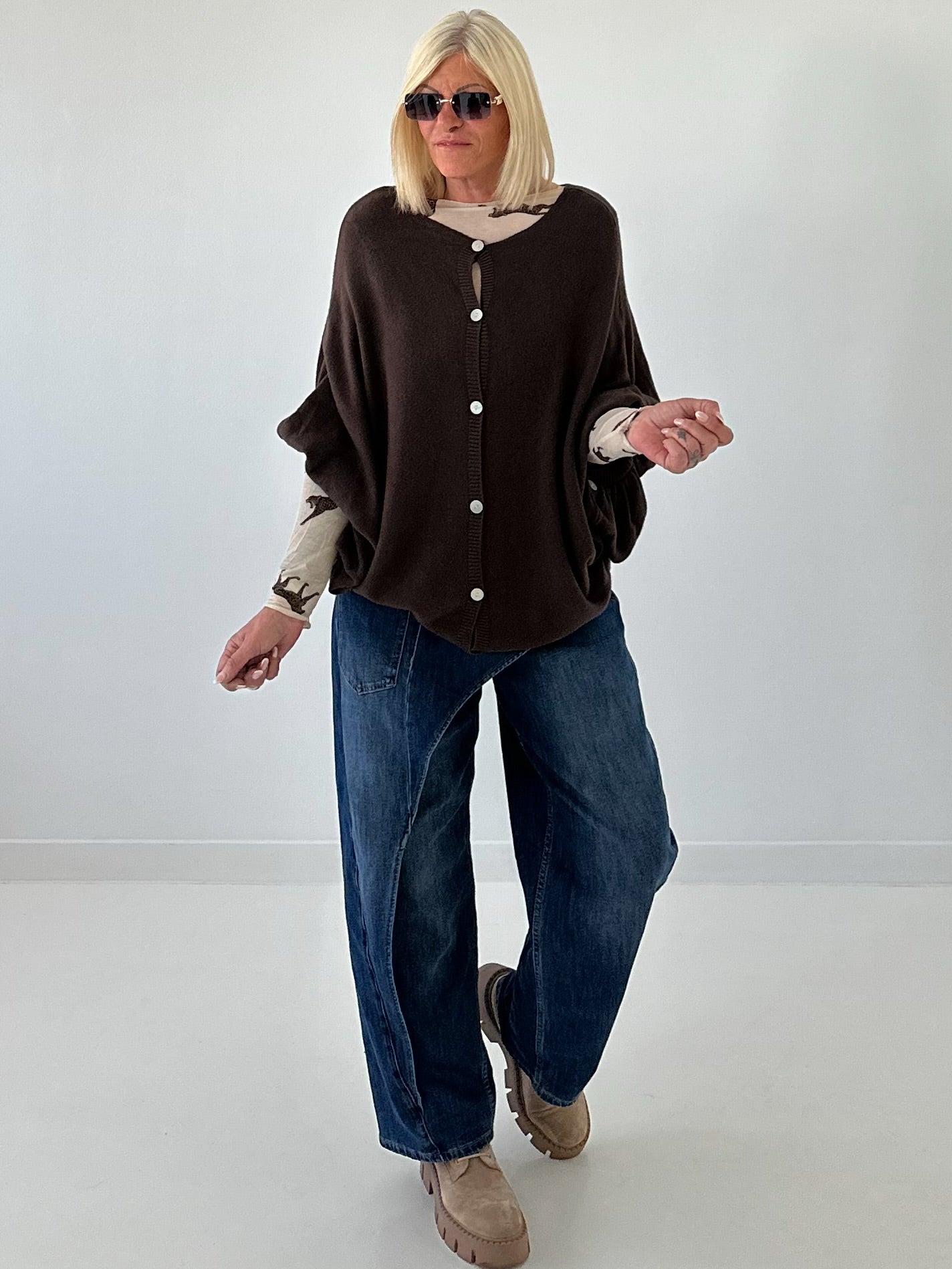 Oversized Strickjacke mit raffinierten Details - mokka