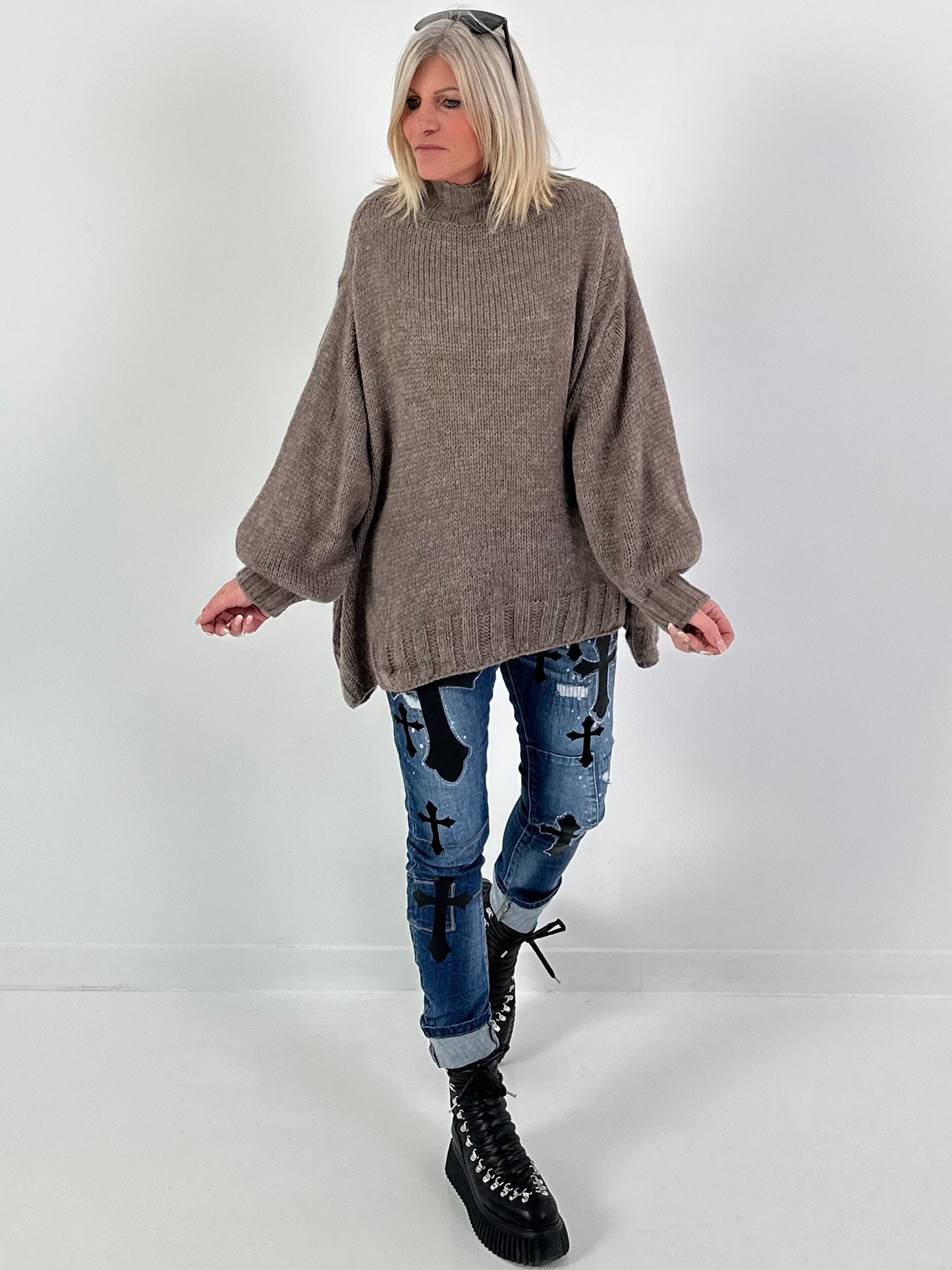 Oversized sweater model "Snuggle Arctic" - taupe